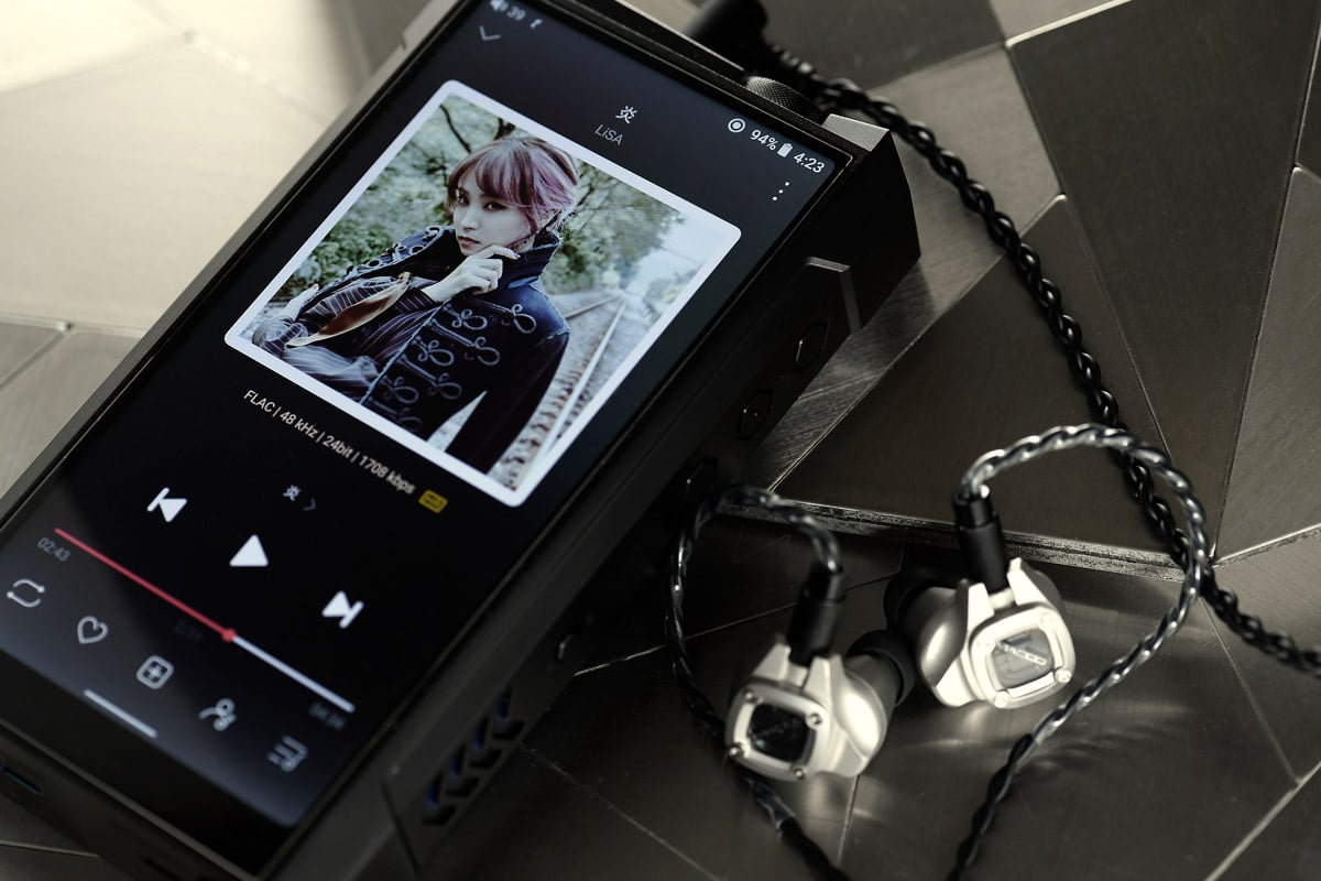 日本新晉專業耳機品牌 Madoo 推出首款作品 Typ711，其團隊花了 3 年時間開發，當中涉及新單元、新材料、新設計，加上無數次調聲、編排的反覆測試，聲音令人充滿驚喜。而外觀方面具有鐘錶級工藝，這設計真叫人歎為觀止。