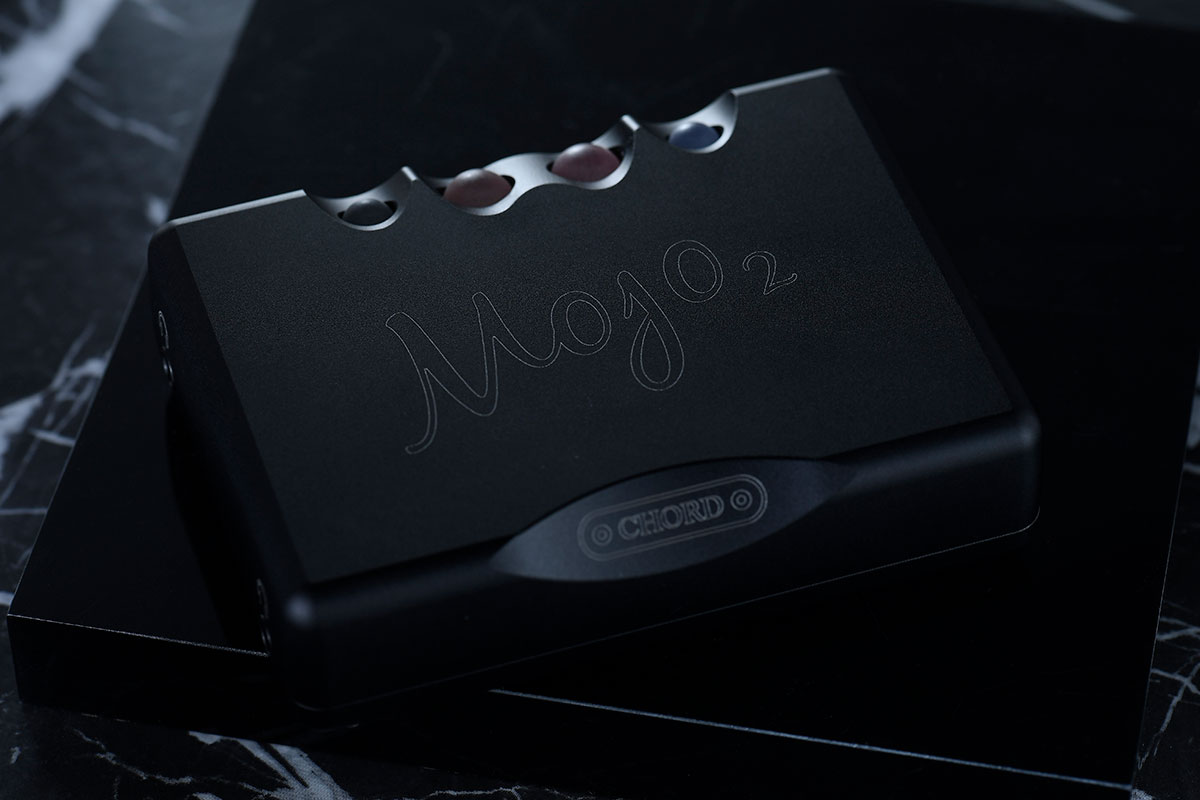 如果要數長期熱賣的便攜 USB DAC 耳擴，Chord 推出的 Mojo 絕對是其中一款，甚至由 2015 年推出至今仍然有售。而相隔 7 年，Chord 終於在最近正式推出了第二代的 Mojo 2，外表望上去沒有太多改變，不過實際上內裡由規格到功能都有不少提升，今次就同大家測試一下新機的表現。