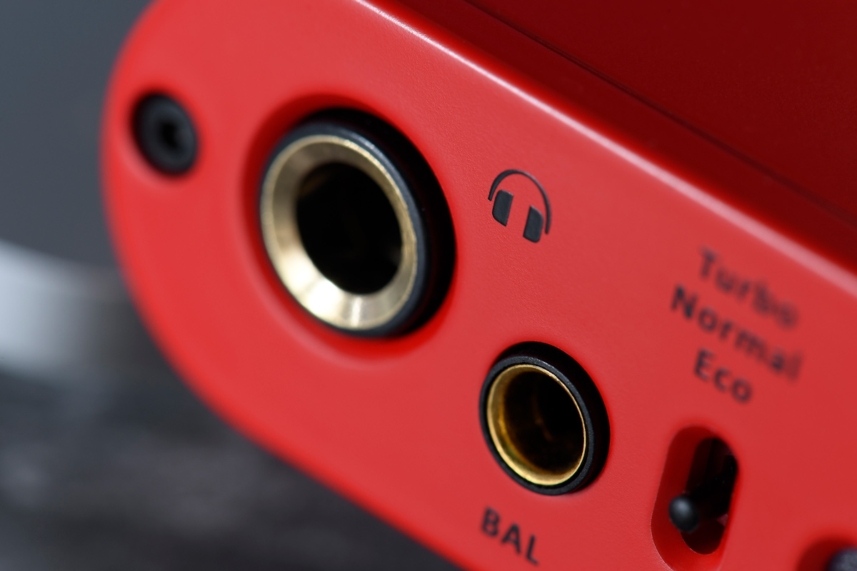 英國品牌 iFi 以推出小型音響而崛起，近年的產品愈來愈多元化，琳瑯滿目。放桌面用的有 ZEN One Signature 一體式藍牙無線 DAC、ZEN Stream + DAC V2 全功能串流加解碼分體組合，以及 Pro iCAN Signature 膽石兼備耳擴連前級；而流動隨身用就有 GO blu 迷你藍牙解碼耳擴及 xDSD Gryphon 便攜 USB 解碼耳擴等等，真是數之不盡，應有盡有。但人總是貪心的，又想家用，又想便攜時都享受到高品質播放，原來都有選擇，iDSD Diablo 是 DAC 連耳擴一體機，可以解決家居及流動聆聽的需求。