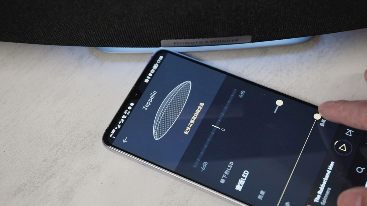 英國音響名廠 Bowers & Wilkins 推出的 Zeppelin，飛船造形可算是喇叭當中的經典設計之一，今次的 2021 新版本就加入了更強的音樂串流功能，支援了 AirPlay 2、Spotify Connect、TIDAL 等串流平台，也可以通過 B&W 自家 App 來控制播歌。