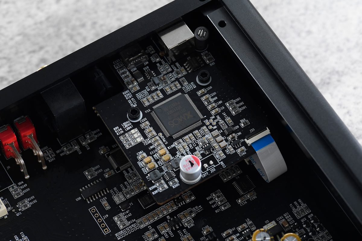 Questlye 最新推出的旗艦座檯式解碼連耳擴一體機 CMA Fifteen，是紀念廠方 15 年前發明了革命性的電流模音頻放大技術的成品。新機搭載了 4 組招牌的電流模放大電路，以全平衡模式運作；再配合 ESS 頂級的 ES9038Pro DAC 解碼晶片。而在端子和功能上亦變得更豐富，新增模擬輸入和 USB-C 介面，可兼容 LDAC 高品質藍牙編碼傳輸，令玩法比上代更靈活多變。