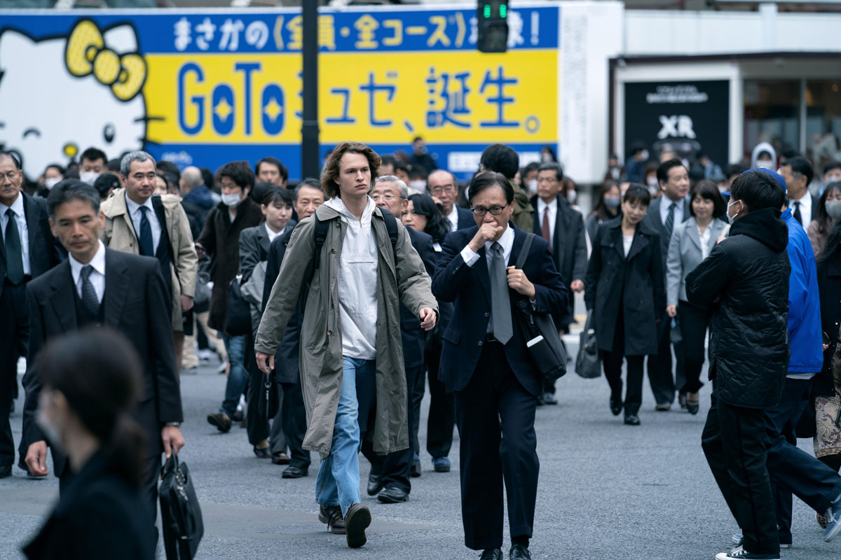 本月 HBO 重點美劇《東京風雲》（Tokyo Vice），以美國記者 Jake Adelstein 在日本的記者生涯改編，用外人（Gaijin）的視角走進東京都的地下社會，遊走於黑白兩道之間，揭開幫會鮮為人知的真實一面，同時帶出當地傳媒文化面面觀。基於這獨特的設定，令劇集更具賣點。