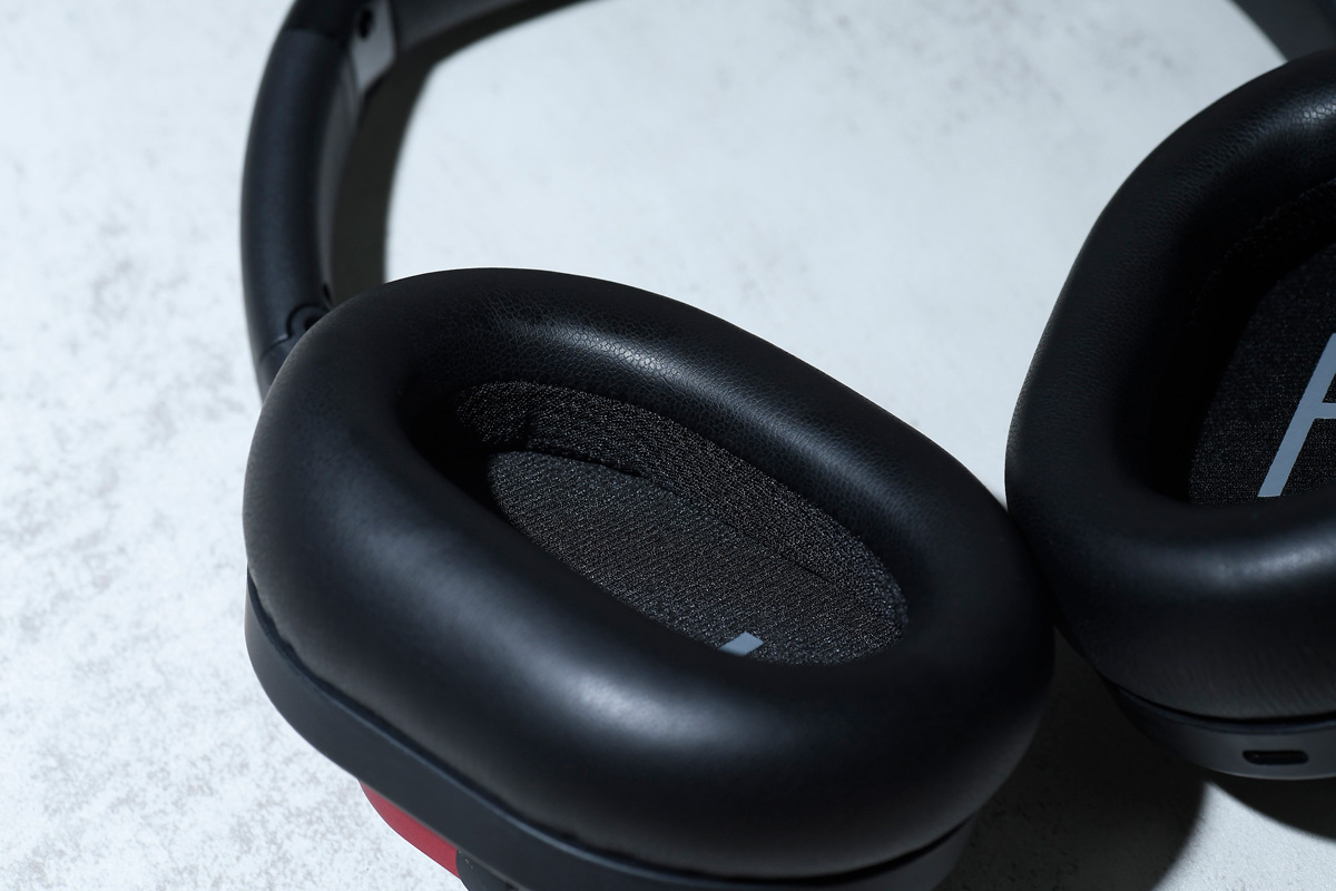 之前都評測過 Austrian Audio 數款頭戴式耳機，現在終於有無線版本了，這款 Hi-X25BT 追加藍牙 5.0 傳輸功能，同樣採用廠方獨家研發的 44mm Hi-X 單元、可摺合易攜的設計，以及擁有舒適的佩戴體驗。