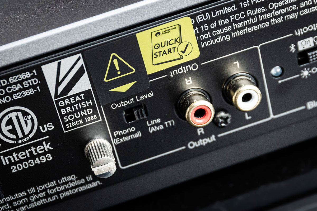 英國音響名廠 Cambridge Audio 之前推出的 Alva TT 本身已經是一套相當全面的唱盤系統，今代最新的 Alva TT V2 就進一步加強了升級的靈活性，除了可以 by-pass 內置的 Phono 放大之外，也支援了藍牙 aptX HD 連接，有線、無線聽歌都十分方便易用，而且音質表現也相當有驚喜。