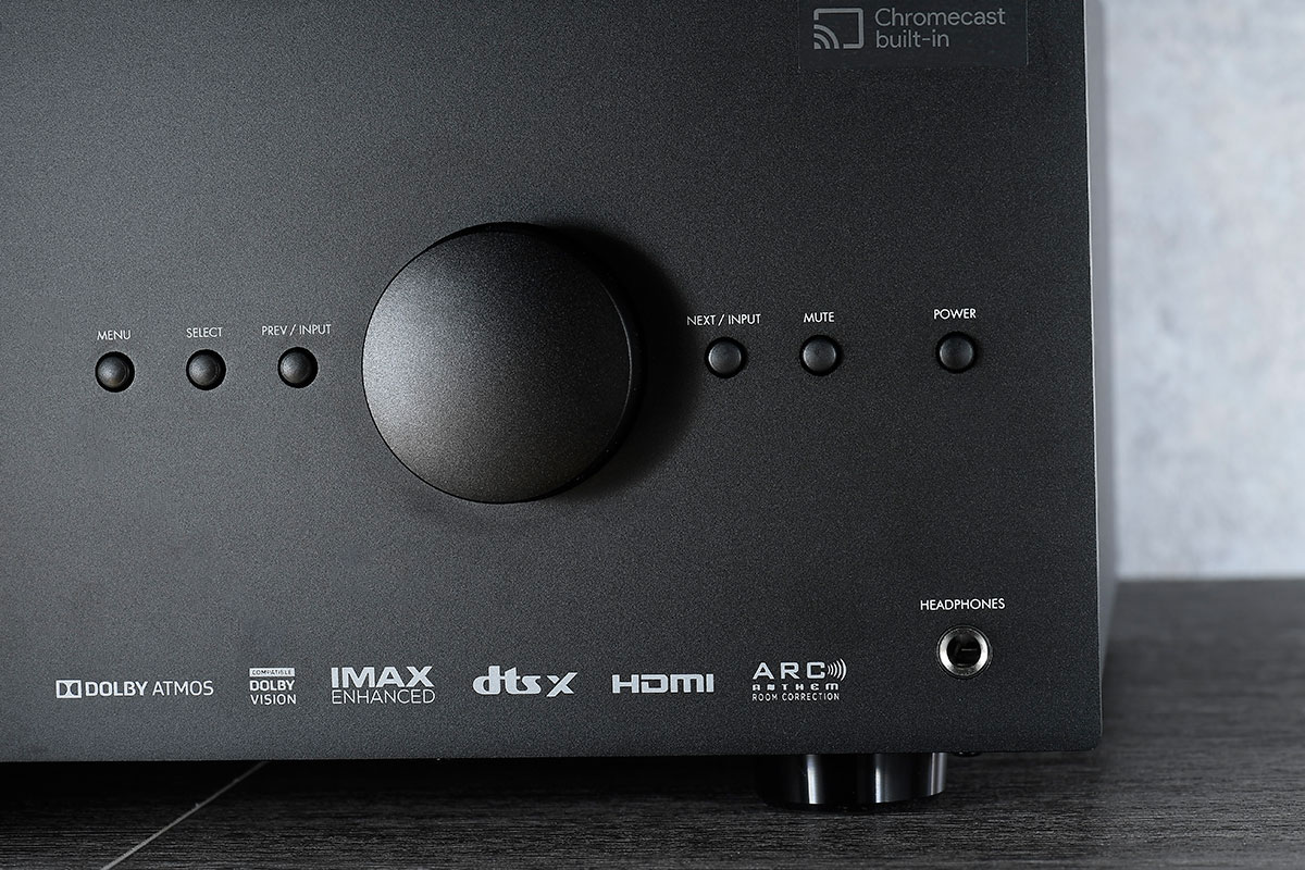 不少高階影音用家其實都有興趣試一下 7.1.4 聲道的 Dolby Atmos 高配置，不過市面上支援 11 聲道輸出的 A/V 合併機選擇不算多。加拿大音響名廠 Anthem 最新推出的 MRX 1140 就具備了 Dolby Atmos 7.2.4 聲道輸出，還支援 11.2 聲道（15.2 Pre-out）處理。加上兼容 DTS:X、IMAX Enhanced 音效，以及自家功能強大的 ARC 空間聲學校正技術，雖然定位上適合進階用家，不過就算不諳調校的朋友依然可以幾容易獲得相當出色的環繞聲效果。
