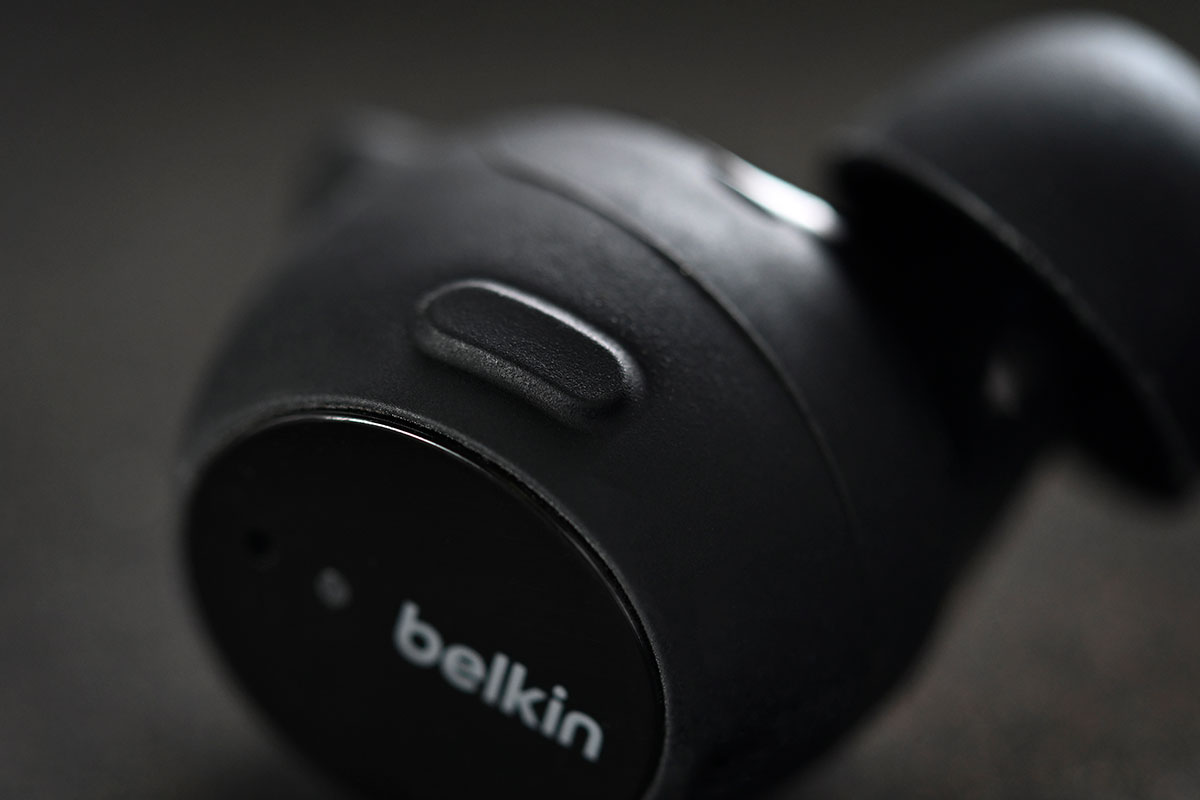 Belkin 的手機和電腦配件一向都有不少捧場客，之前推出的 SOUNDFORM 系列耳機也是頗受歡迎的實惠選擇，不過就主打入門市場。今次最新推出的 SOUNDFORM Immerse 則是旗艦系列，配備 12mm 動圈單元、支援 aptX 高音質編碼，還有 ANC 主動式降噪、IPX5 防水、多裝置連結、Apple Find My、無線充電等功能，整個配套相當完善。