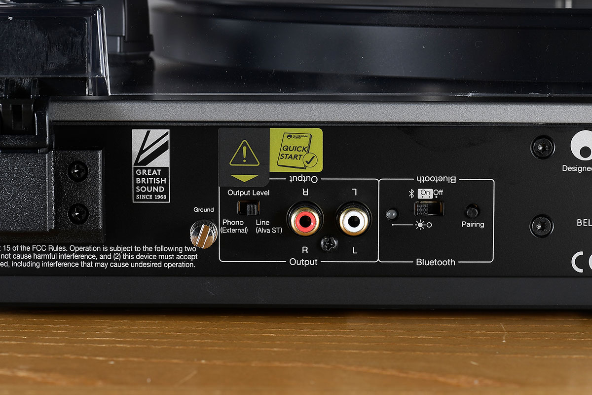 Cambridge Audio Alva ST 配備了 aptX HD 藍牙無線連接，加上內置了 Phono 放大，也支援 by-pass 切換，無論有線或者無線連播放黑膠都相當方便。而皮帶驅動設計配合壓鑄鋁轉盤，配搭 Audio Technica AT-VM95E MM 動磁唱頭，就提供了穩定細緻的播放效果，可算是相當不錯的入門升級選擇。