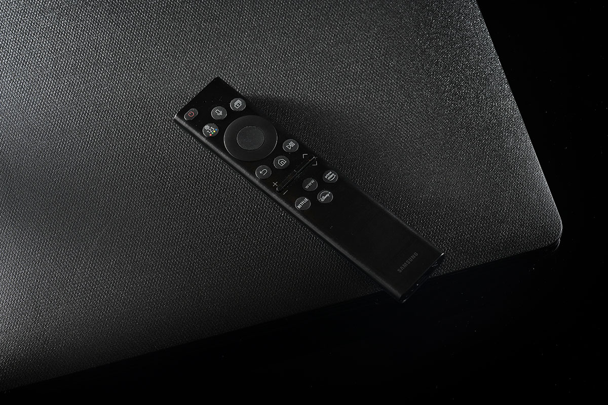 Samsung 在今年 Neo QLED 系列 8K 旗艦型號 QN900B 上，帶來了不少影像和音效方面的提升。無論是 14bit 的亮度階數以至仿真景深技術，都讓新機的顯示效果更加細緻立體。加上機身喇叭的升級、Dolby Atmos 的引入還有全部 HDMI 均支援 2.1 等功能的提升，讓這部旗艦機由畫質、功能及設計配套都變得更加全面。