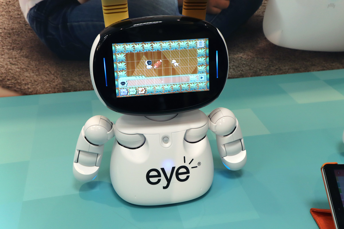 香港電訊繼 5 月推出了全新 Now H1 機頂盒之後，今日（12/7）發佈第二擊新產品，為旗下 eye 智能生活通訊服務推出 eye AI 互動機械人。