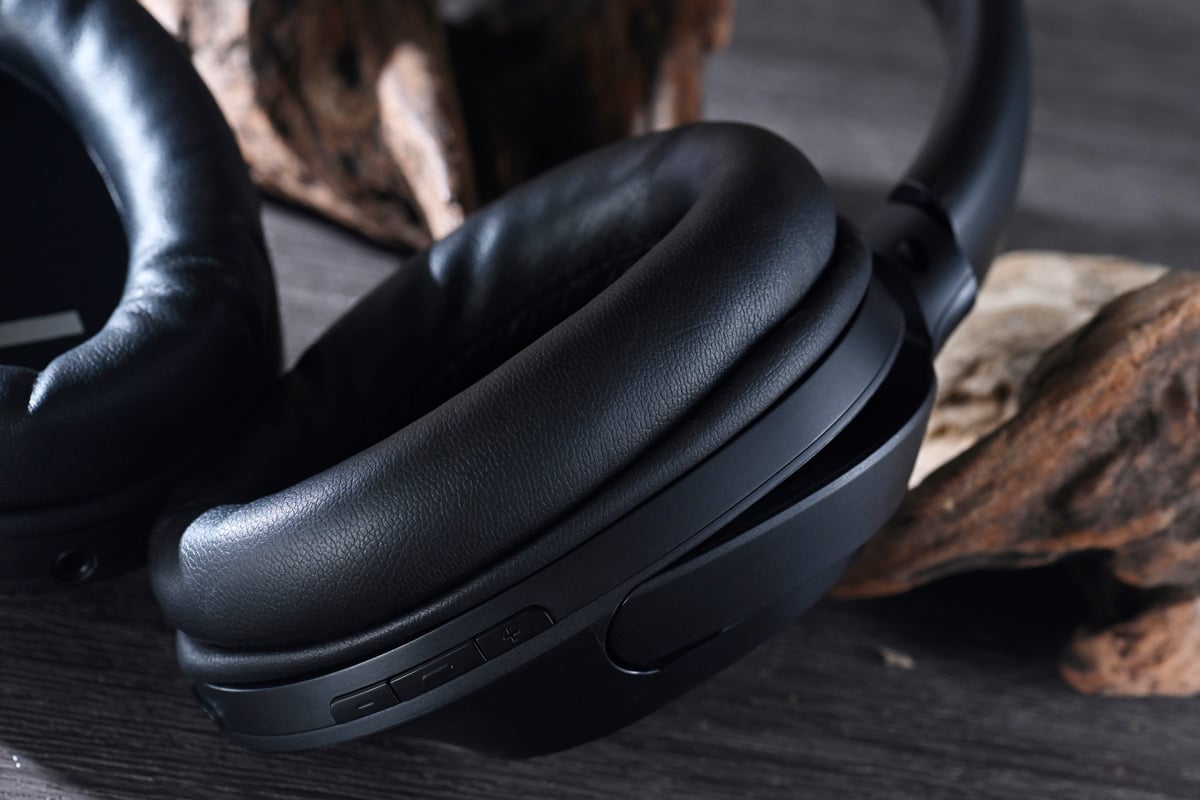 雖說真無線耳機的方便程度無出其右，但支持耳罩式無線耳機的用家仍大有人在，筆者就是其中之一了。無它，耳罩式有物理上的優勢，由聲音上的空間感，到佩戴的舒適度，都輕易把不少中低價真無線耳機比下去。Philips 的 8000 系列耳罩式無線耳機 TAH8856，設計上花巧不多，但加上了降噪和環境聲功能，屬功能全面的平穩之作，加上定價親民，無論入門用家，還是想在家中多添無線耳機作備用，都是不錯的選擇。
