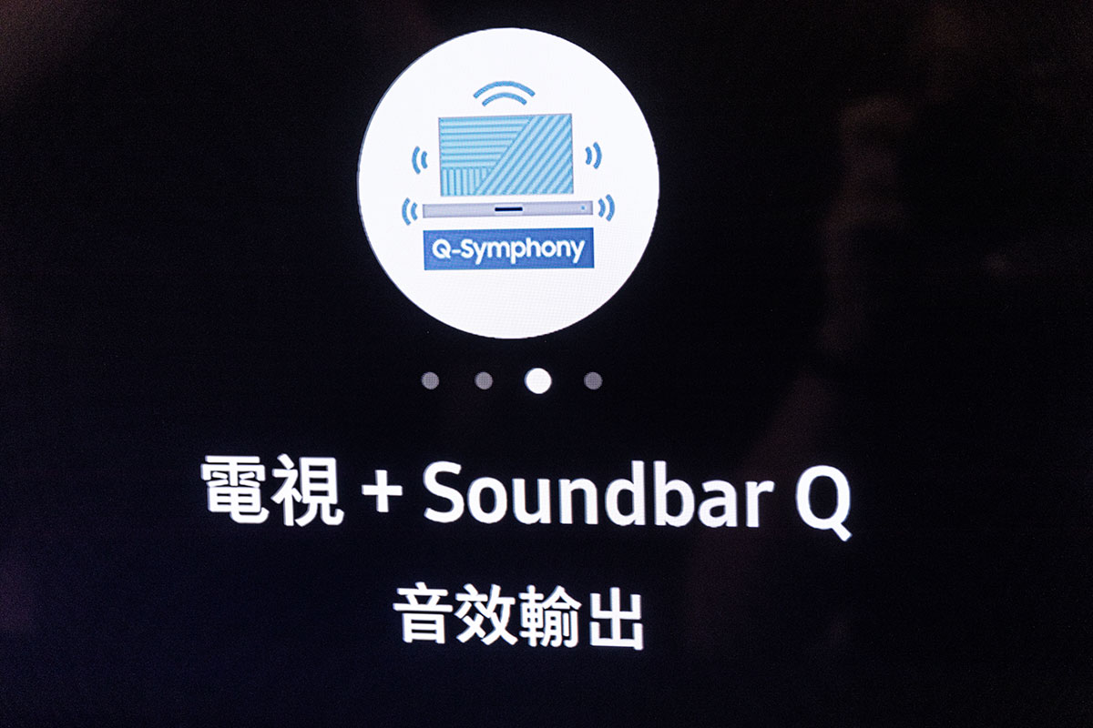 Samsung 今年推出的 Soundbar 產品相當多元化，有超纖幼方便配搭掛牆電視的 HW-S800B、有一體式設計更慳位易擺放的 HW-S60B，不過講到擁有最強聲效，就莫過於旗艦 HW-Q990B。擁有現時 Soundbar 最高規格的 11.1.4 聲道輸出，配合 Samsung 今年推出的部分高階電視型號，可以支援無線 Dolby Atmos 音效傳送，連 HDMI 都無需接駁，就享受到 3D 音效的包圍感。