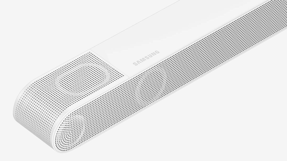 近年 Samsung 可算是其中一個最大力拓展 Soundbar 市場的品牌，之前同大家測試過的 11.1.4 聲道、支援無線 Dolby Atmos 傳輸的旗艦 HW-Q990B 固然強勁，其實 Samsung 今年的 Soundbar 系列相當多元化，由高階到入門型號、由配備無線後置到一體式設計等都有齊，對於本身就用緊 Samsung 電視、可以配合使用 Q-Symphony 功能的用家就更吸引。