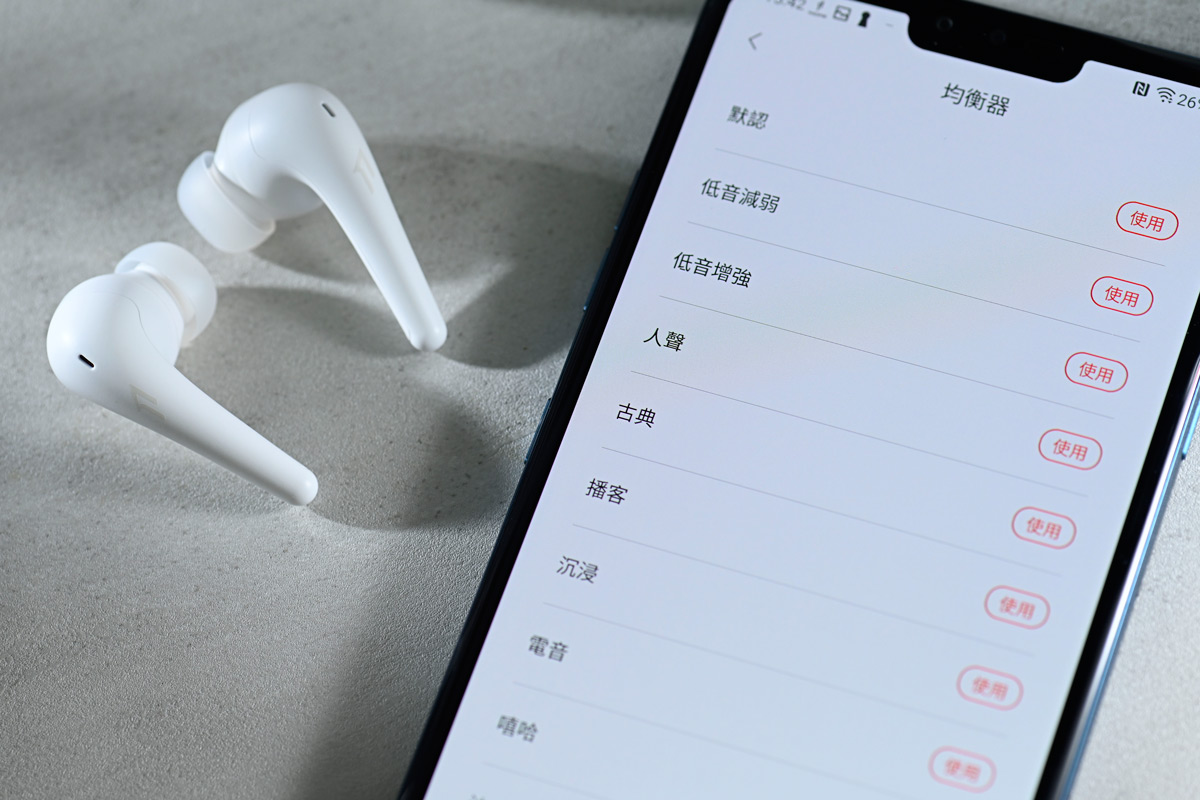 見證香港耳機市場快速增長，悲哀事實是香港人擁有的空間太少，用耳機可以營造私人空間，多好。耳機是對空間的一種詮釋，而詮釋的方式不斷在變：耳罩、入耳式、降噪、真無線。推出過不少真無線耳機的 1MORE，最新推出的 Aero 就加入了智能空間音頻技術，叫用家對空間又有了新的看法。