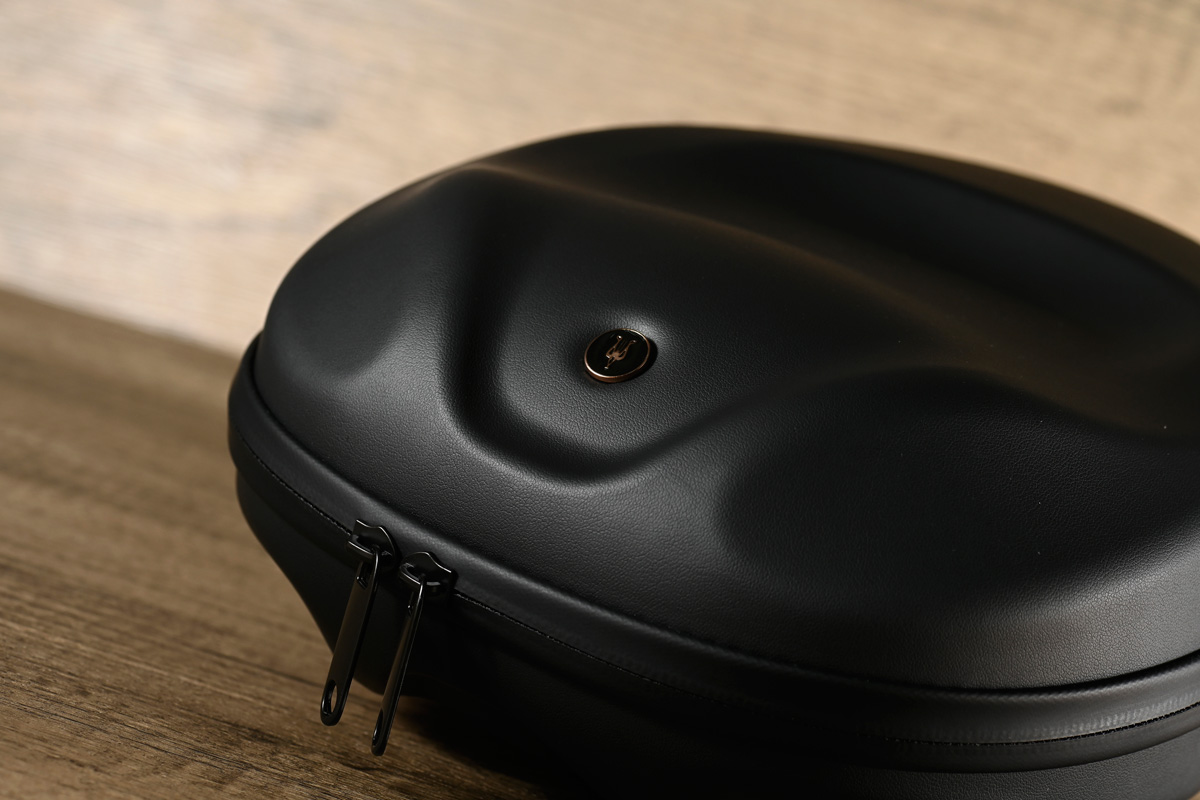 近年 Meze Audio 每次有新產品推出，例如 Empyrean、Elite 和 Liric 都會成為吸引眼球的焦點，今次 109 Pro 亦不例外，是品牌首款開放式動圈耳筒，採用了自家研發的 50mm 動圈單元，屬開放式結構，擁有從容不迫的聲底，是相當適合晚上使用的耳機，透過聽音樂來放鬆自己。