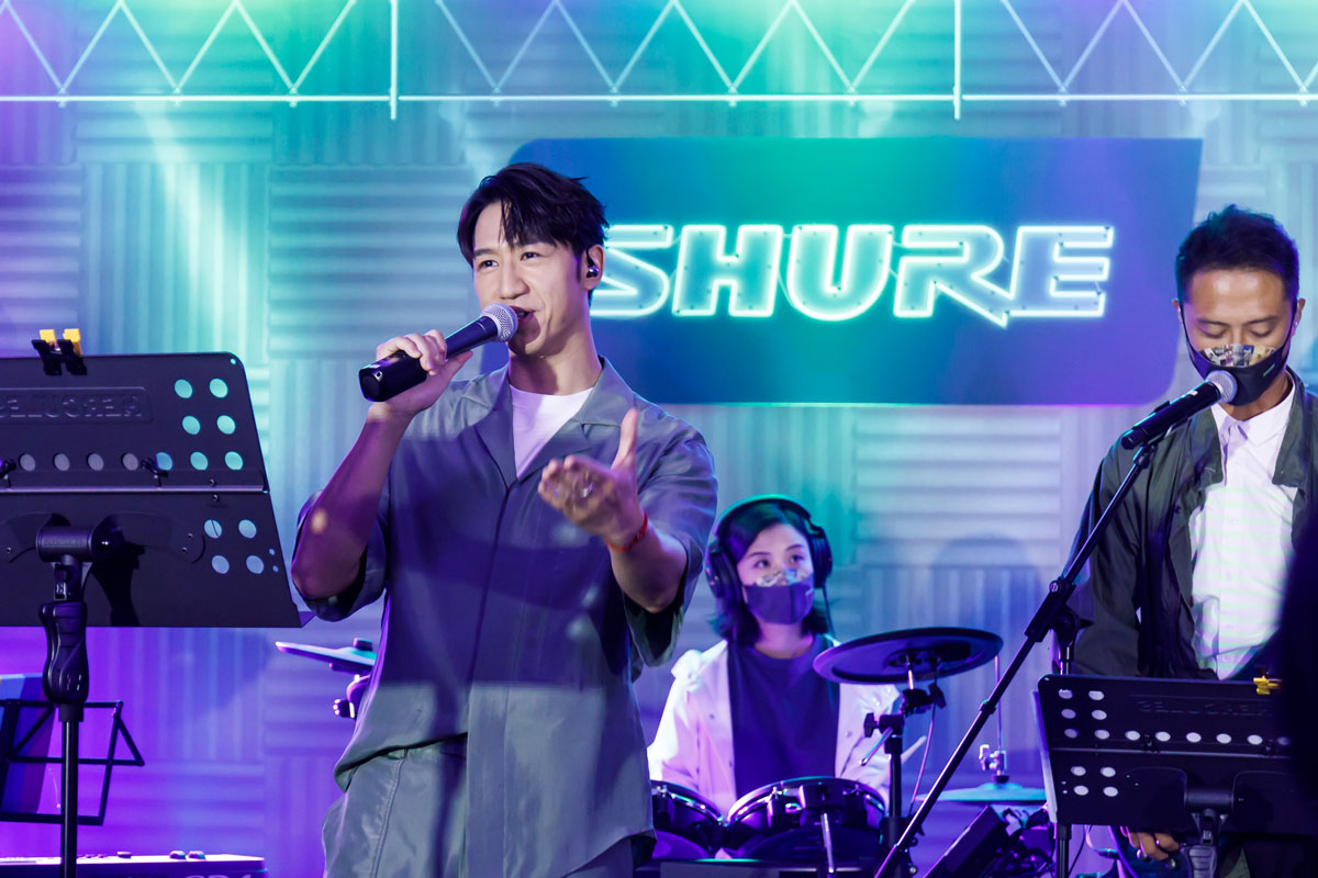 今日（20/10）Shure 於香港辦公室特設的 Shure Slient Band Room 舉行了 Silent Concert 暨新品發佈會，並邀請了唱作歌手馮允謙（Jay）、黃淑蔓（Feanna），以及多位樂手如 CMgroovy（CM）、Hei Hei、黃丹儀及 Victor 等人現場即席表演。整個活動的觀眾可透過 Shure 最新推出的 SE846 Gen 2 和 SE215 紫色特別版耳機作收聽，讓大家了解得到新耳機帶來的聽覺體驗。