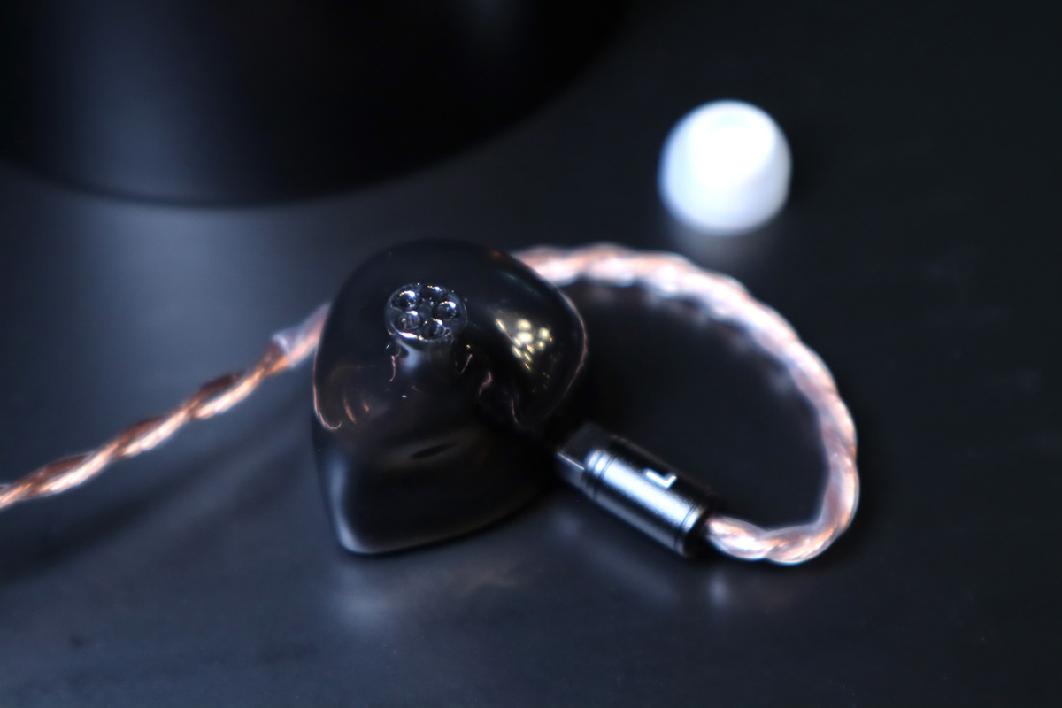 Astell&Kern 踏入成立第 10 周年，特別於尖沙咀 K11 Musea 設置 Astell&Kern 10 周年展覽，並在今日（24/10）舉行新品發佈會。為迎合新旗艦 DAP 機皇 A&ultima SP3000 的誕生，Astell&Kern 首次與美國耳機品牌 Empire Ears 合作，推出全新聯乘頂尖耳機型號 Odyssey，可謂是專為 A&ultima SP3000 調聲的新版本。