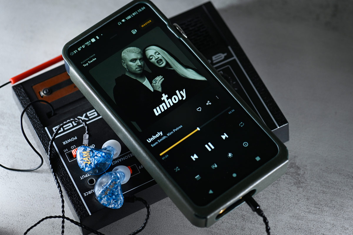 本地音響品牌 AROMA Audio 一直致力研發不同客群的產品，不單止照顧「發燒」級玩家，最新的兩款耳機 Jam 和 Neo，是與 JamintheRoom 獨立音樂品牌合作推出，根據眾多本地音樂人試聽及討論後的要求進行調聲，成就了為音樂人而誕生的耳機。
