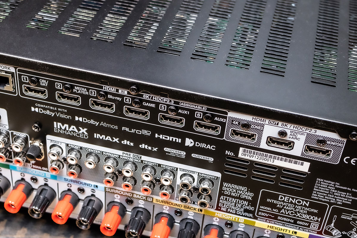 AVC-X3800H 可說是今年 Denon AV 擴音機的中階台柱，雖然維持和上代一樣的 9 聲道放大、11 聲道處理的規格，但支援了多達 4 組超低音，而核心部分更換上香港尚未推出的 Denon 最新旗艦 AVC-A1H 的同款 DSP 聲效處理晶片，連帶功能、音效處理以至音質表現都有相當大提升，更加是現時 Denon AV 擴音機當中可以玩齊 Dolby Atmos、DTS:X、Auro-3D、IMAX Enhanced 四大環繞聲的「門檻」。