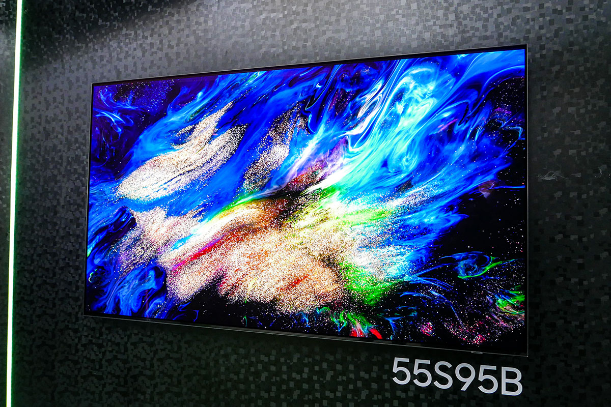 Samsung 之前公佈的全新量子點（QD）OLED 電視系列 S95B 終於正式抵港，有不少用家已經等待多時，新系列會於 12 月 1 日接受預訂，售價分別為 $22,980（55 吋）、$36,980（65 吋）。今次 Samsung 將自家強項量子點（QD）技術注入 800 萬個特別設計的自發光 OLED 像素，除了擁有幾乎無限的對比度之外，更具備高亮度的技術優勢。加上像素由三個子像素（紅色、綠色和藍色）所組成，摒除了傳統 OLED 白色子像素的設計，令亮度、色彩準確性和耐用性都進一步提高。