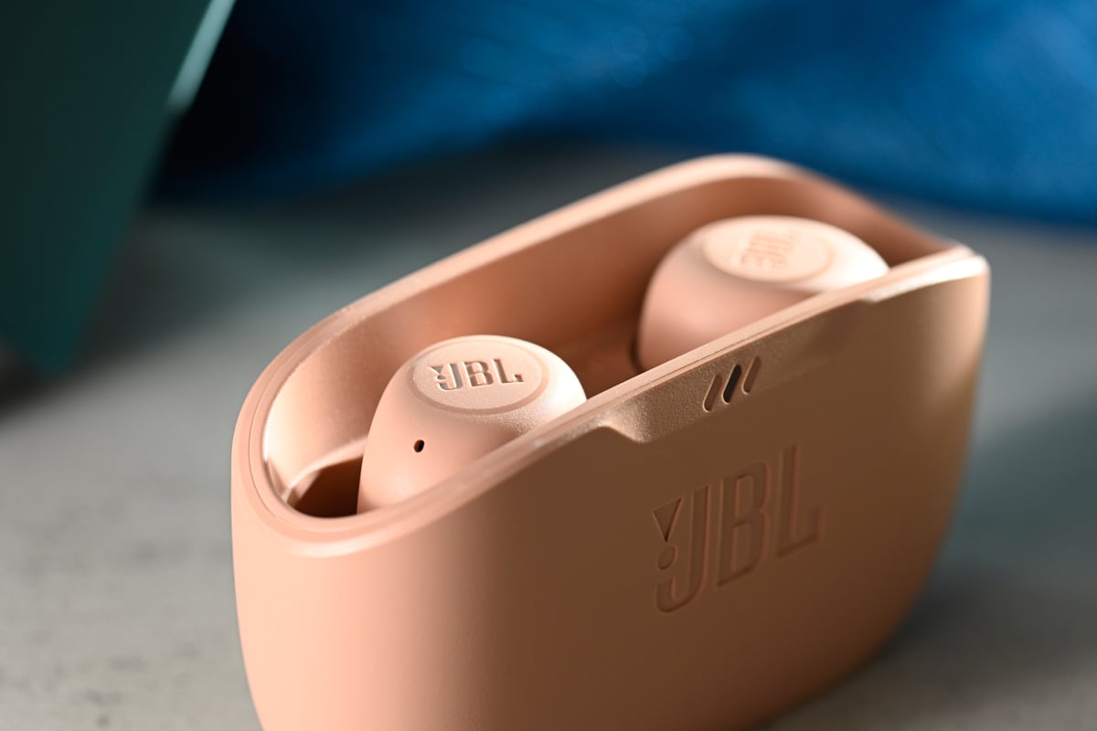 JBL 的 Wave 系列真無線耳機，對象一直都是入門級用家，以價錢為優先考慮的系列，音質、功能或會打點折扣，但加入價錢的考慮，從來都是抵買之選。問題反而是，JBL 怎樣可以令 Wave 系列愈賣愈平？要知高端產品提高成本、提高質素，很容易可以轉嫁產品上，入門級產品要慳，就要懂得去蕪存菁，新作 JBL Wave Buds，是其清減哲學中，一次有趣的體驗。