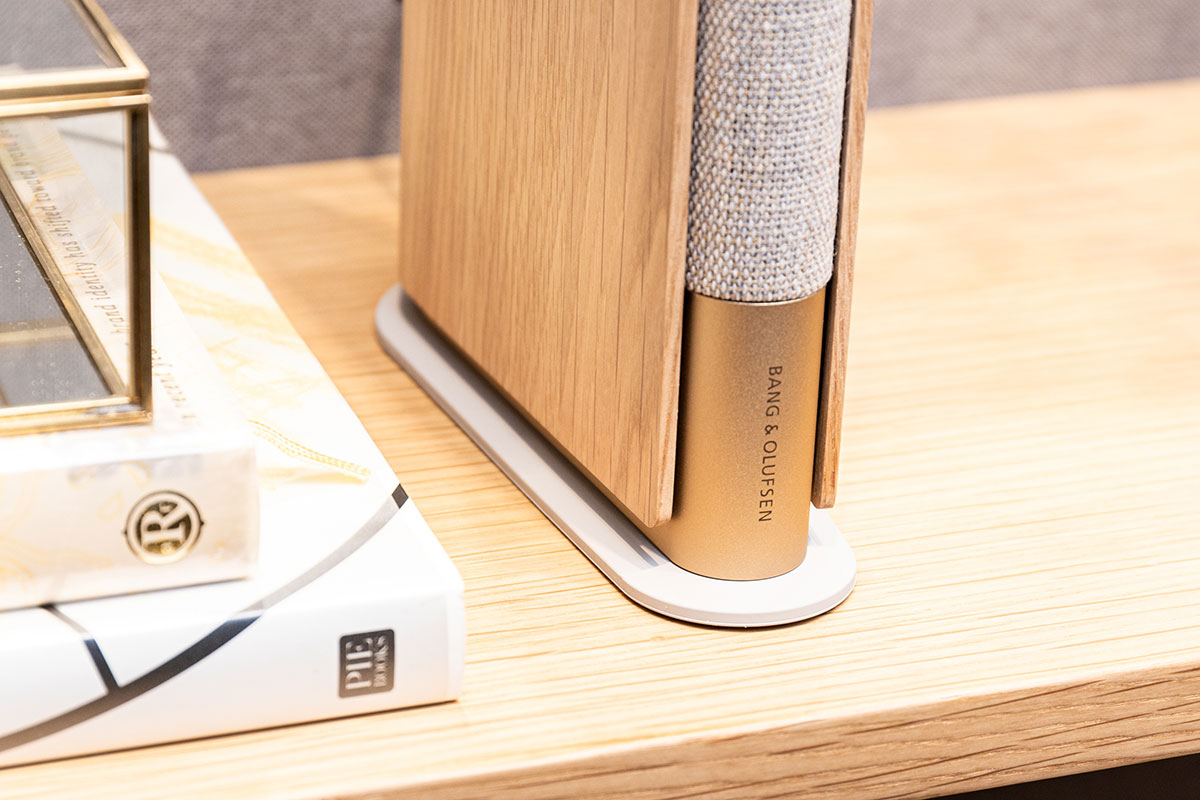 丹麥影音名廠 B&O 的產品一向設計獨特，今次最新推出的 Beosound Emerge 更加採用了仿如書本的設計，以橡木面板「封面」包圍 Kvadrat 織物「書脊」，還有經陽極氧化及噴砂處理的鋁質珠光金色調機身。超纖薄的箱身已經內藏了 3 組單元，包括了 4 吋低音、1.45 吋中音以及 0.6 吋高音單元，經過 B&O 的專業聲學工程師精心設計，當中高音單元就指向前方、中音就是傾斜安裝、低音單元就是打側擺放，所以喇叭才可以做得這麼纖薄。