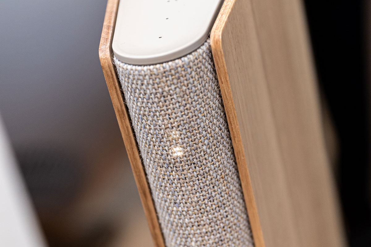 丹麥影音名廠 B&O 的產品一向設計獨特，今次最新推出的 Beosound Emerge 更加採用了仿如書本的設計，以橡木面板「封面」包圍 Kvadrat 織物「書脊」，還有經陽極氧化及噴砂處理的鋁質珠光金色調機身。超纖薄的箱身已經內藏了 3 組單元，包括了 4 吋低音、1.45 吋中音以及 0.6 吋高音單元，經過 B&O 的專業聲學工程師精心設計，當中高音單元就指向前方、中音就是傾斜安裝、低音單元就是打側擺放，所以喇叭才可以做得這麼纖薄。