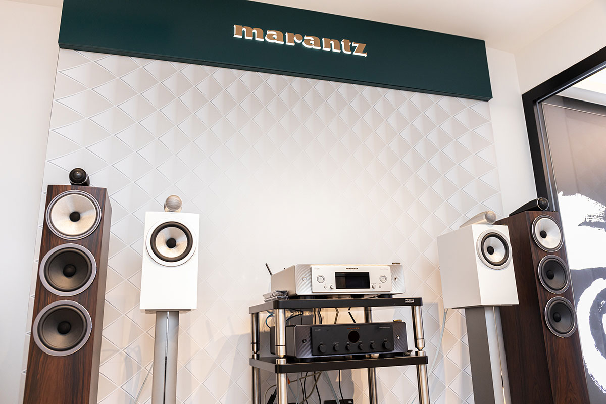 Sound United 位於尖沙咀海港城的體驗店最近轉陣迎來了不少新產品，包括新的 Marantz 專區，設置了最新的 Hi-Fi 及 AV 產品可以試聽，也有 B&W 最新的頭戴式藍牙耳機，店面也換上 B&W 旗艦鸚鵡螺座地喇叭，可算是最獨特又尊貴的裝潢。