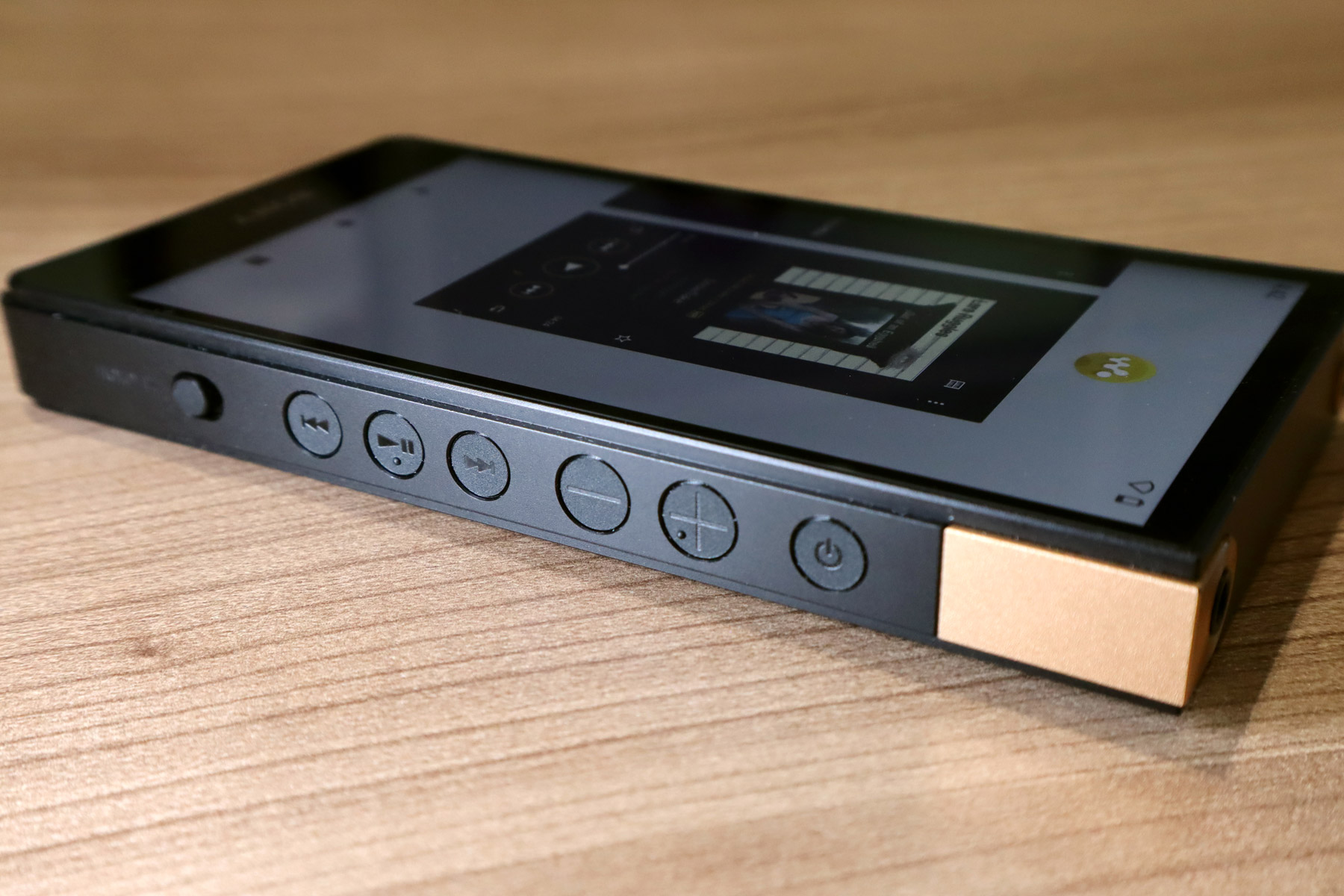 Sony 繼去年初推出高階的 Signature Walkman 播放器 NW-WM1ZM2（新金磚）和 NW-WM1AM2（新黑磚）之後，近日推出兩款 Walkman 播放器，分別是中高階的 NW-ZX707 和低階的 NW-A306。