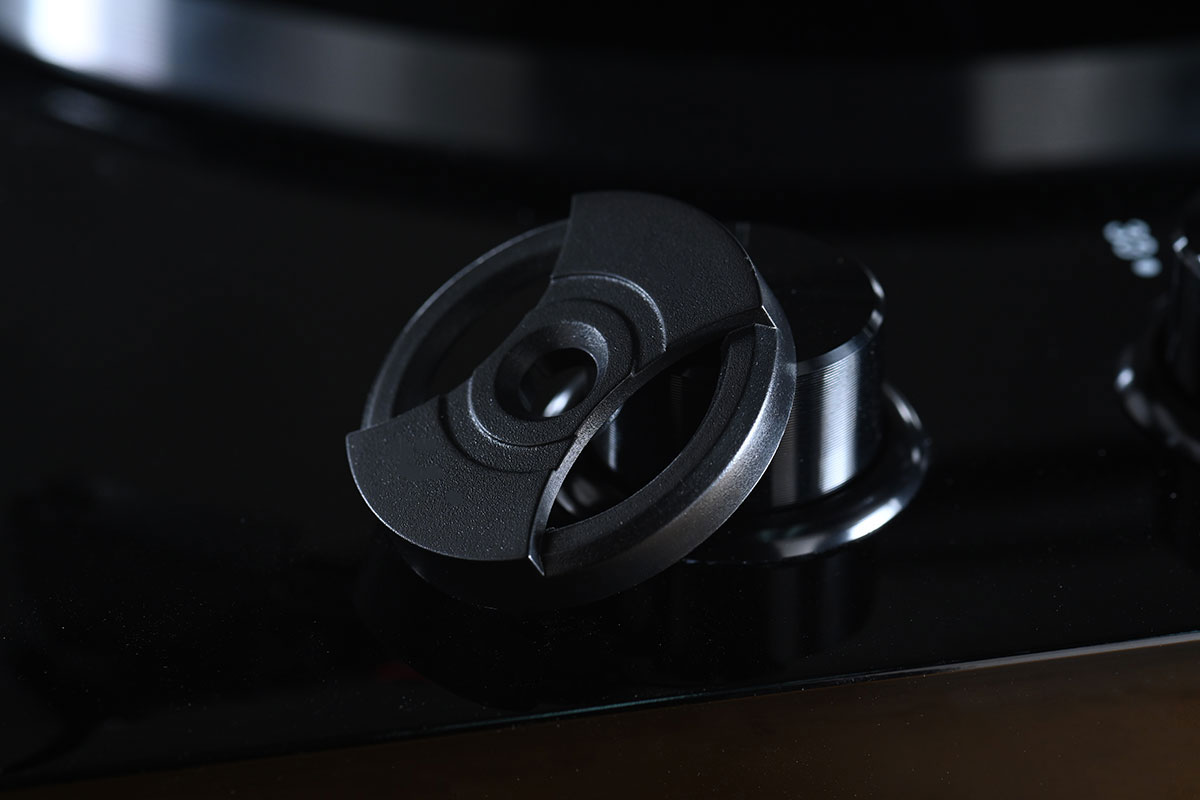 來自英國的 Blue Aura 除了型格的膽機系列受歡迎之外，微型音響、唱放、唱盤都有不少捧場客。今次借到手測試的 PG2 也是屬於其熱門的 Blackline 系列，比起上代 PG1 有不少的改進，讓唱盤更加易用易設定，相當適合作為想試玩黑膠用家的第一部唱盤。