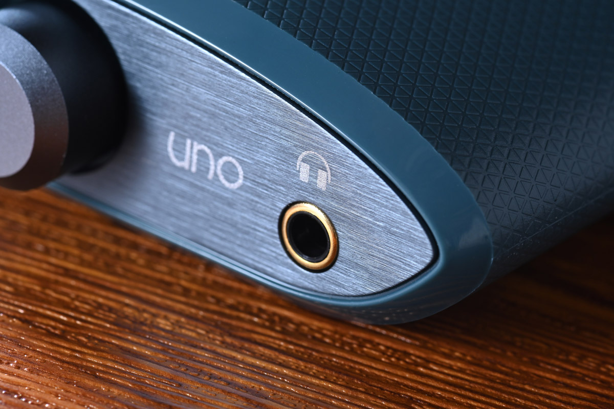 對 Uno 的印象來自那個可以加你 2 隻加 4 隻再轉顏色的卡牌遊戲，iFi 為產品取名 Uno，可沒有半點關係，反而更似是 Uno 在意大利文、西班牙文中的意思 ── 一。小巧得可以當檯面式 DAC 耳擴，只靠 USB 供電，已可推動耳機甚至喇叭，的確是無需加二加一，一隻就夠用了。