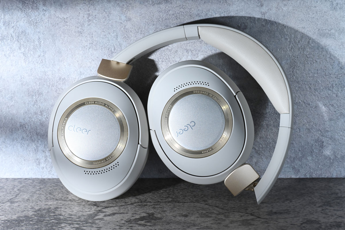 美國加州品牌 Cleer 除推出 Scene 便攜式藍牙喇叭之外，同時還有 Alpha 頭戴式藍牙耳機，具備自適應主動降噪，支援 Spatial Audio 空間音效，還引入了品牌一項主要聲學技術，帶來不俗的聲音表現。最重要的是，千元中價位就有交易，絕對是一款值得推介的耳機。