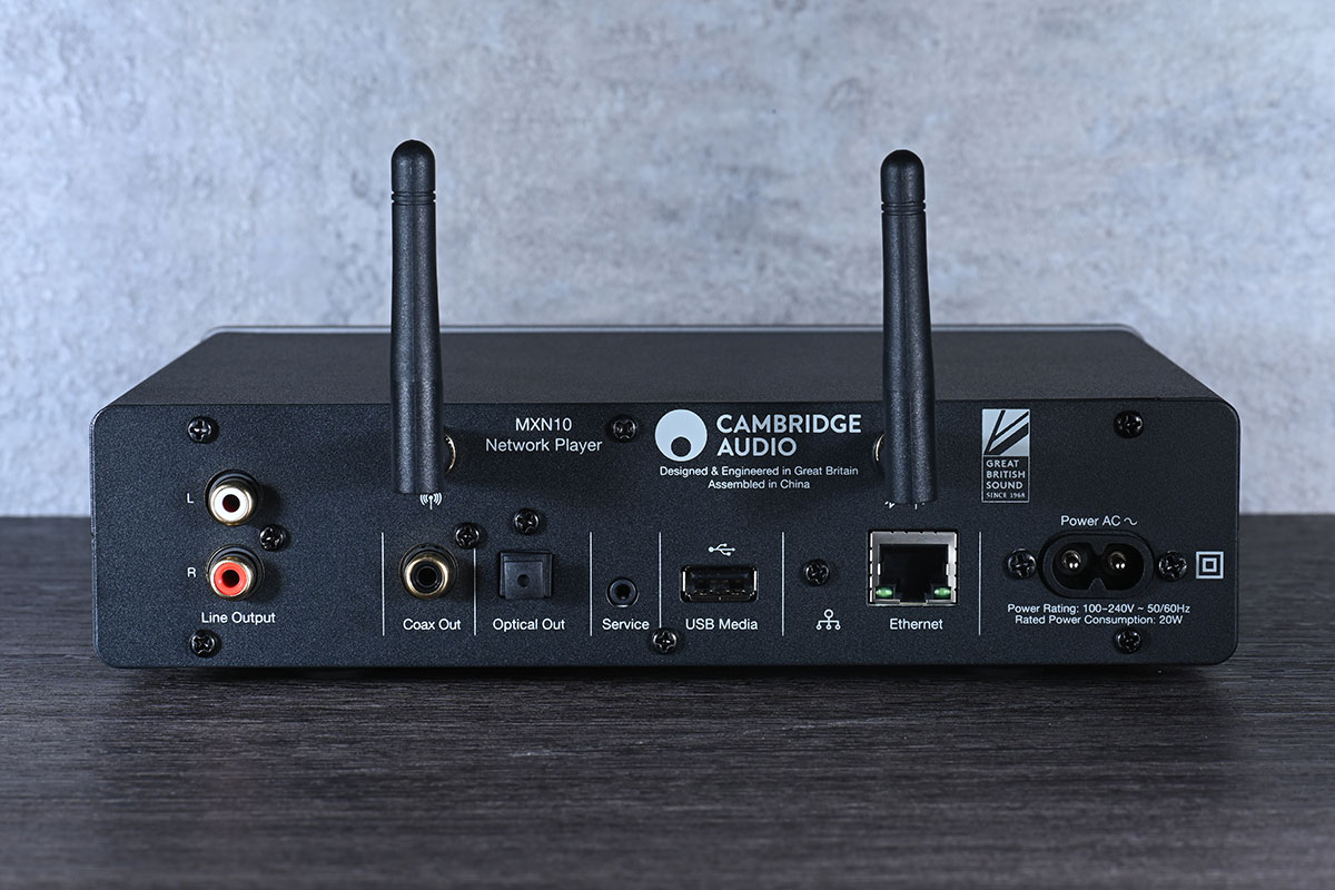 如果大家想在桌面擺返一套小型的音樂串流音響，配搭耳機或者喇叭來播歌，或者家居空間有限又想幫音響系統加入串流功能的話，Cambridge Audio 最新推出的小巧串流播放器 MXN10 就是功能很豐富操控也十分方便的實惠選擇。內置的 Cambridge Audio StreamMagic 串流系統已經發展得相當成熟，除了功能豐富之外，音質表現不錯，操控也十分方便快捷。