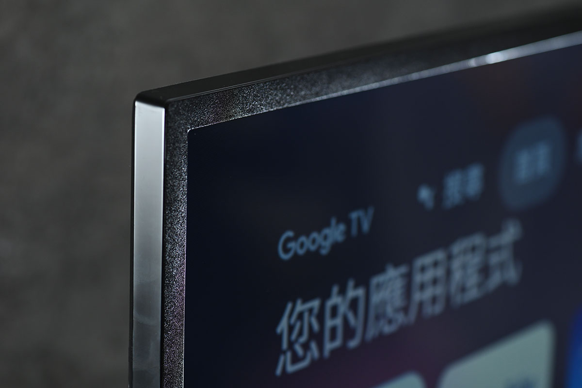4K 電視無疑是主流，但這是否代表 Full HD 已沒存在價值？筆者可覺得不是的，萬物皆有價值，就看你如何定義。Sharp 2T-C42EG1X 是一款 42 吋的 LED 電視，解像度力是稍落後大市的 Full HD 1920 × 1080，不過用上日本 Direct LED 面板，殖入 Google TV 操作介面，在主流廣播的訊號源是 Full HD 的情況下，新機可體現了另類的生命力。