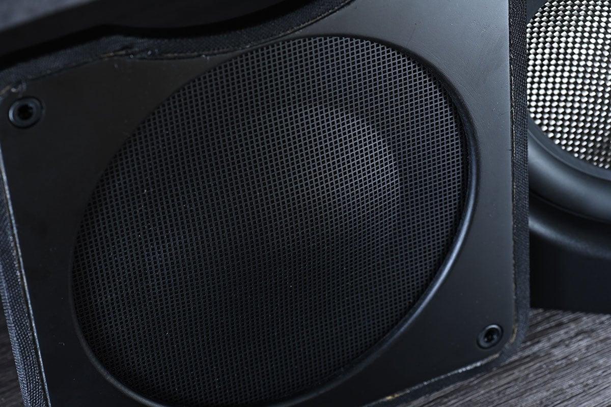 Velodyne Acoustics 的超低音喇叭一向都有不少擁躉，當中 MicroVee 更加是蝸居用家至愛的超低音之一，小巧強勁，自推出以來一直大受歡迎。今次 MicroVee X 同樣採用了大約 23cm 立方的迷你箱身，不過在 3 組 6.5 吋主動、輻射單元以及 Velodyne 的專利技術加持之下，依然可以帶來相當出色的低頻效果。