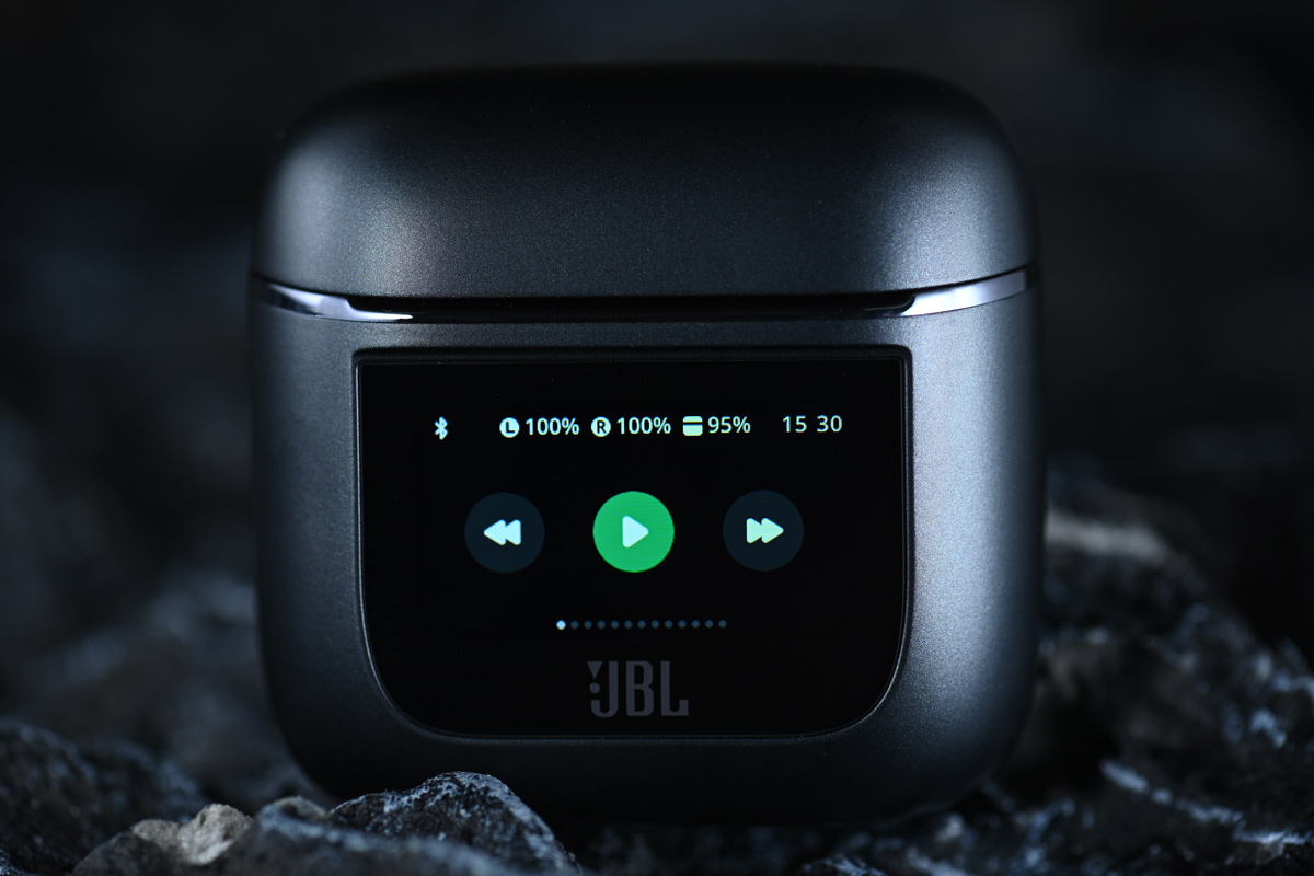 雖說真無線耳機選擇多，但說穿了，功能設計不出幾個大方向，別說用家，筆者寫得多都覺得悶。因此，對 JBL Tour Pro 2 竟然會為真無線耳機的充電盒加入屏幕，還想出了針對性功能，未試用已經要先致敬，其實上次滿滿透明感的 JBL Tune Flex Ghost Edition 已經叫人看得過癮，今次備有屏幕的 JBL Tour Pro 2 在思維上有何突破，是最值得關注的地方。