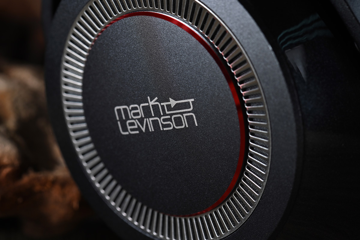 美國音響老牌 Harman 的子公司 Mark Levinson 不單止活躍在高級家庭音響和車用音響系統上，其實亦推出不少個人音響產品。今年 Thinking Group 正式成為 Mark Levinson 的香港及澳門代理，並為大家帶來了重點產品 ── No.5909 藍牙頭戴式降噪耳機，據稱是將數 10 年來對聆聽偏好和聲學科學的研究成果放進在內，旨在成為「鑑聽級別」的藍牙耳筒。