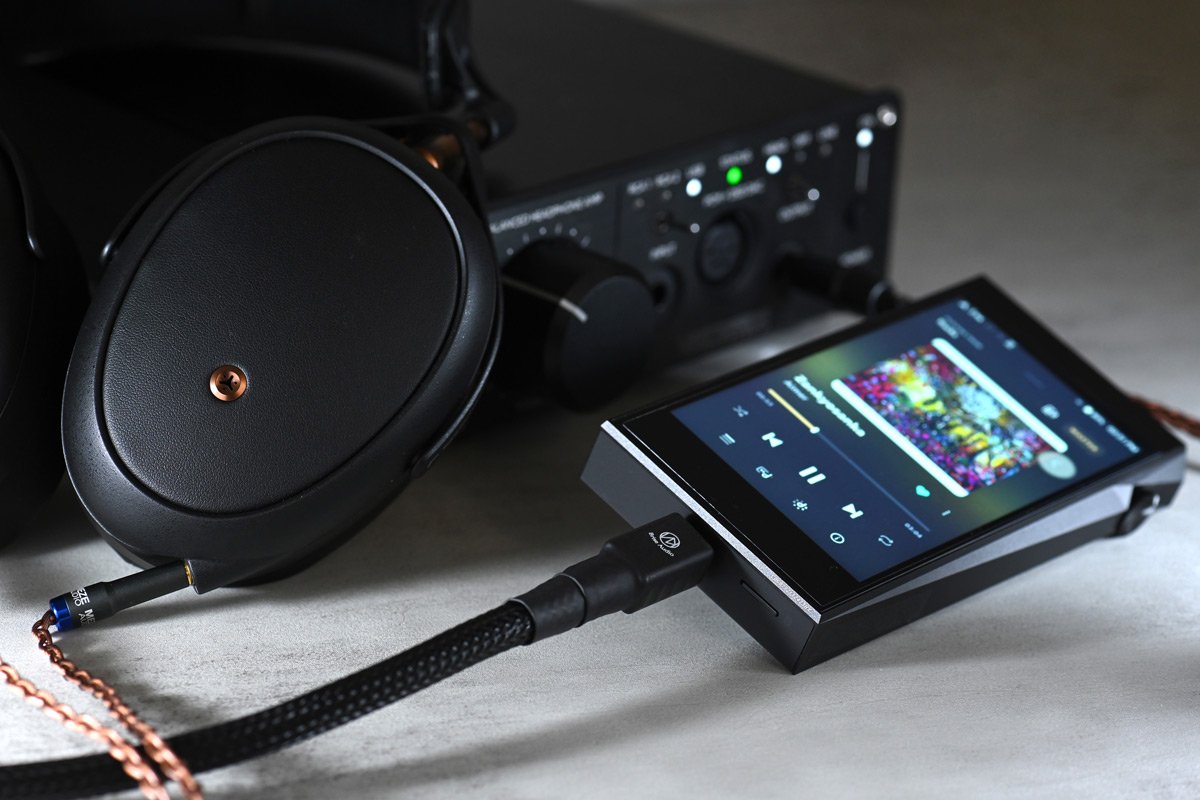日本品牌 Brise Audio 以生產音響線材起家，其後推出的耳機線，一直獲得不錯的評價。有鑑於近年很多器材採用 USB-C 為連接，因此品牌作出了新的嘗試，開發全新 ACCURATE-USB 數碼傳輸線材系列，用上特種高純度單晶銅為導體，更加入了引以為傲的多重屏蔽技術，還有特別的全新插頭及相關配置。