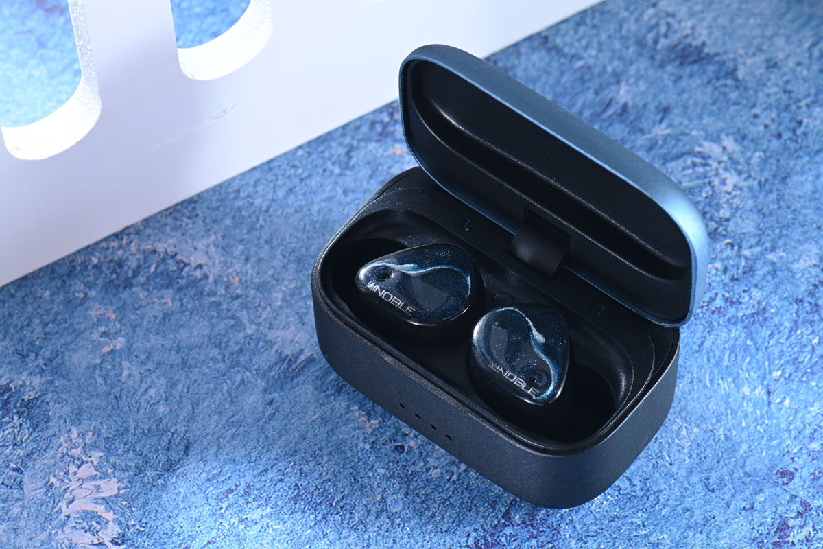 Noble Audio 的 FoKus 系列真無線耳機，繼 H-ANC 和 Pro 之後，迎來第 3 款產品 ── FoKus Mystique，屬旗艦級款式，把 10 多年的單元技術和經驗應用在 FoKus Mystique 中，配置了一圈兩鐵三單元混合式單元，並對應高品質 aptX Adaptive 藍牙編碼。規格上雖與 FoKus Pro 極為相似，但經過 Dr. John 重新調聲，以及在通話方面加以改良。