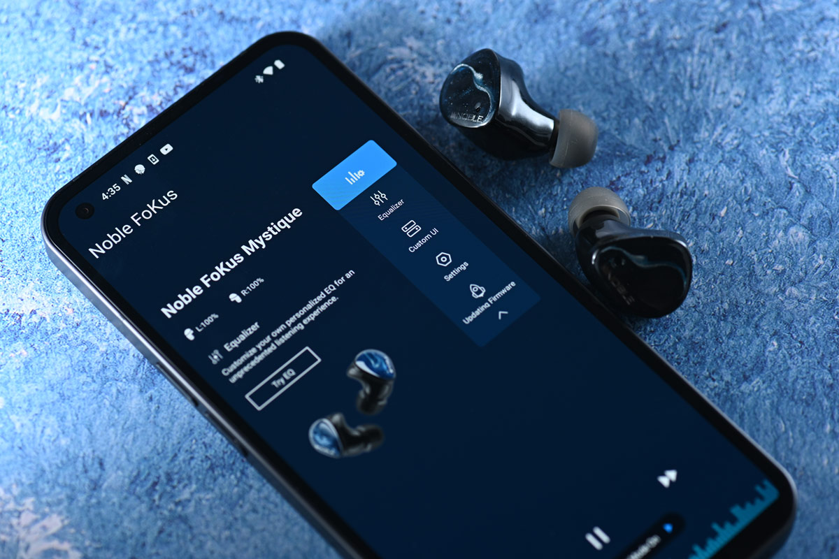 Noble Audio 的 FoKus 系列真無線耳機，繼 H-ANC 和 Pro 之後，迎來第 3 款產品 ── FoKus Mystique，屬旗艦級款式，把 10 多年的單元技術和經驗應用在 FoKus Mystique 中，配置了一圈兩鐵三單元混合式單元，並對應高品質 aptX Adaptive 藍牙編碼。規格上雖與 FoKus Pro 極為相似，但經過 Dr. John 重新調聲，以及在通話方面加以改良。