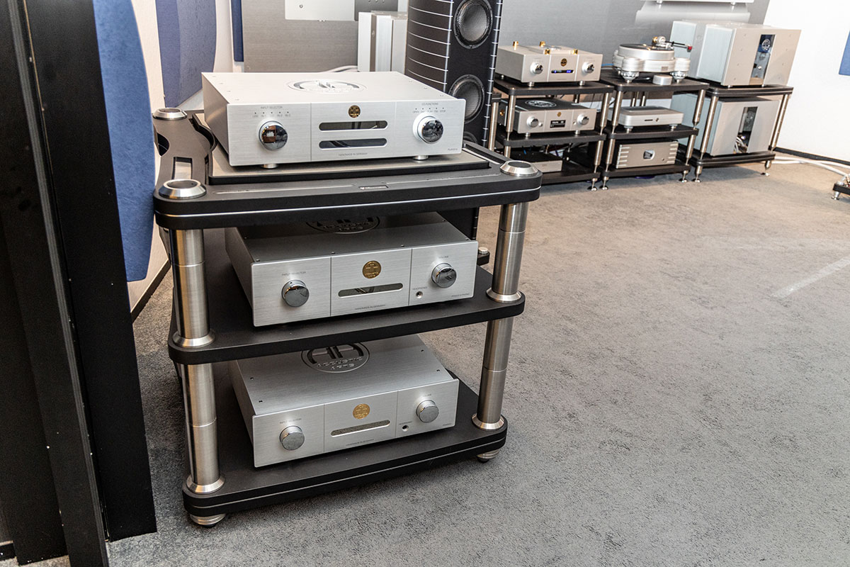 德國 Hi-End 音響名廠 ACCUSTIC ARTS 上年正式由昇和影音成為代理，負責中國（包括香港、澳門地區）的產品銷售、市場推廣和售後服務。而 ACCUSTIC ARTS 的一系列新機最近也正式抵港，包括最新的 PLAYER IV、PLAYER III CD 播放機、POWER III 合併式擴音機等，而且全部均由德國人手精製。