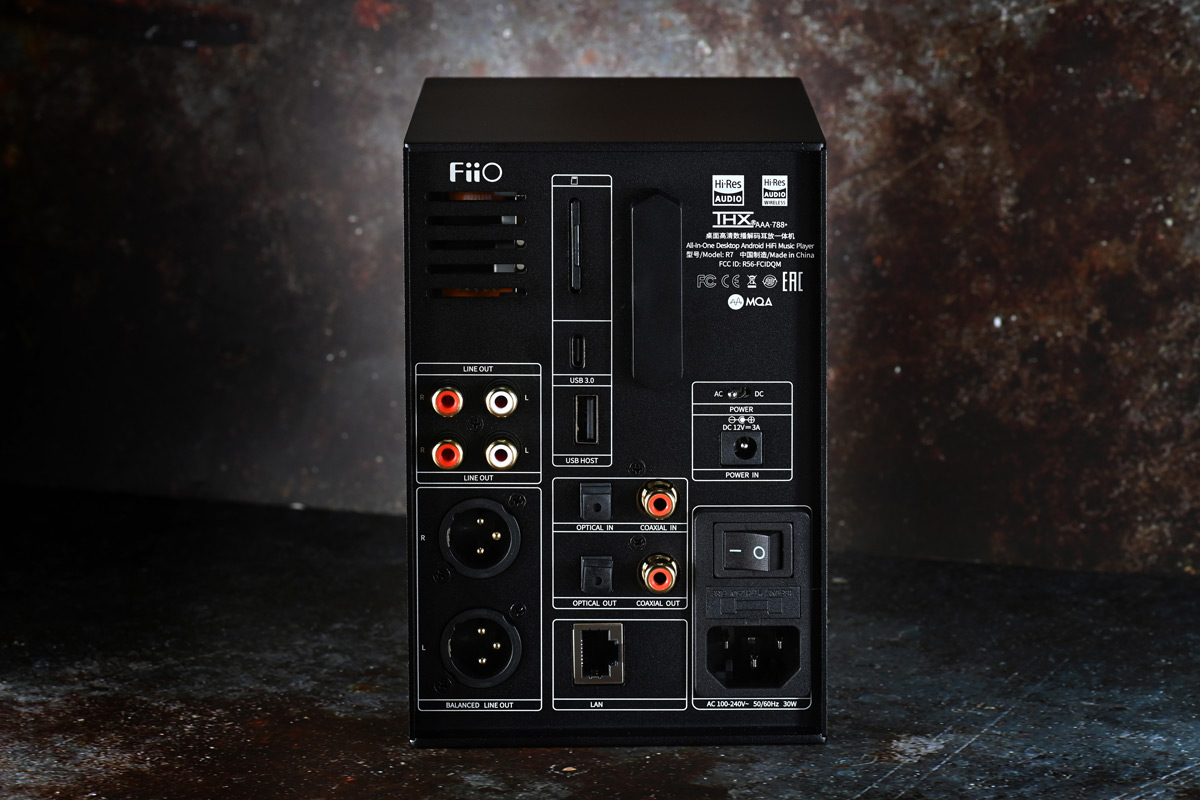 Fiio 是乘著耳機風潮一路乘勢而上的 Head-Fi 品牌，從隨身的 DAP 開始，一步一步的推出高階的音樂播放器，繼而推展到其他的桌面解碼耳擴等，近日更推出了座檯型的音樂播放裝置 Fiio R7，有著單品家庭 Hi-Fi 器材的氣息，可見 Fiio 在音響上的宏圖。