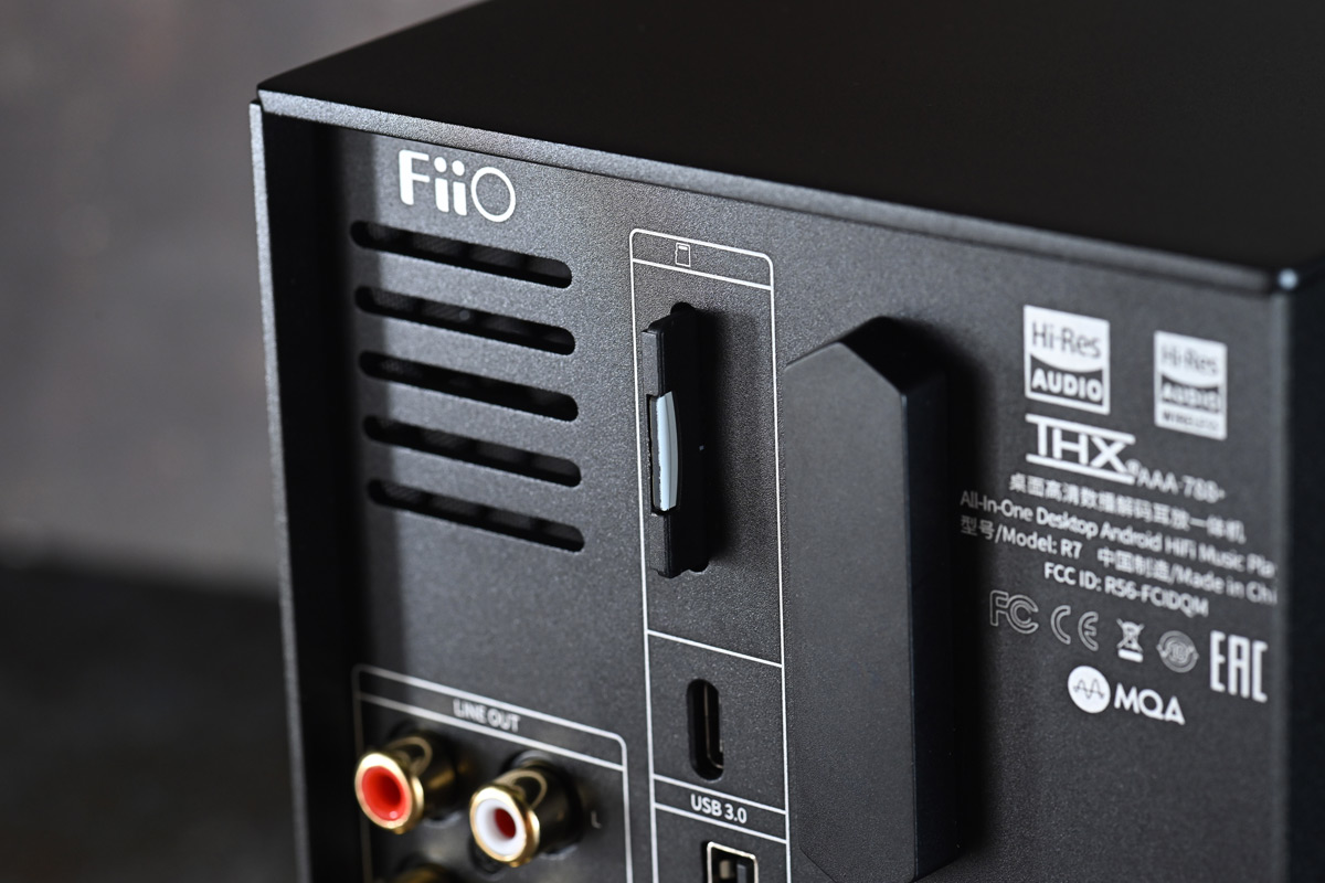 Fiio 是乘著耳機風潮一路乘勢而上的 Head-Fi 品牌，從隨身的 DAP 開始，一步一步的推出高階的音樂播放器，繼而推展到其他的桌面解碼耳擴等，近日更推出了座檯型的音樂播放裝置 Fiio R7，有著單品家庭 Hi-Fi 器材的氣息，可見 Fiio 在音響上的宏圖。