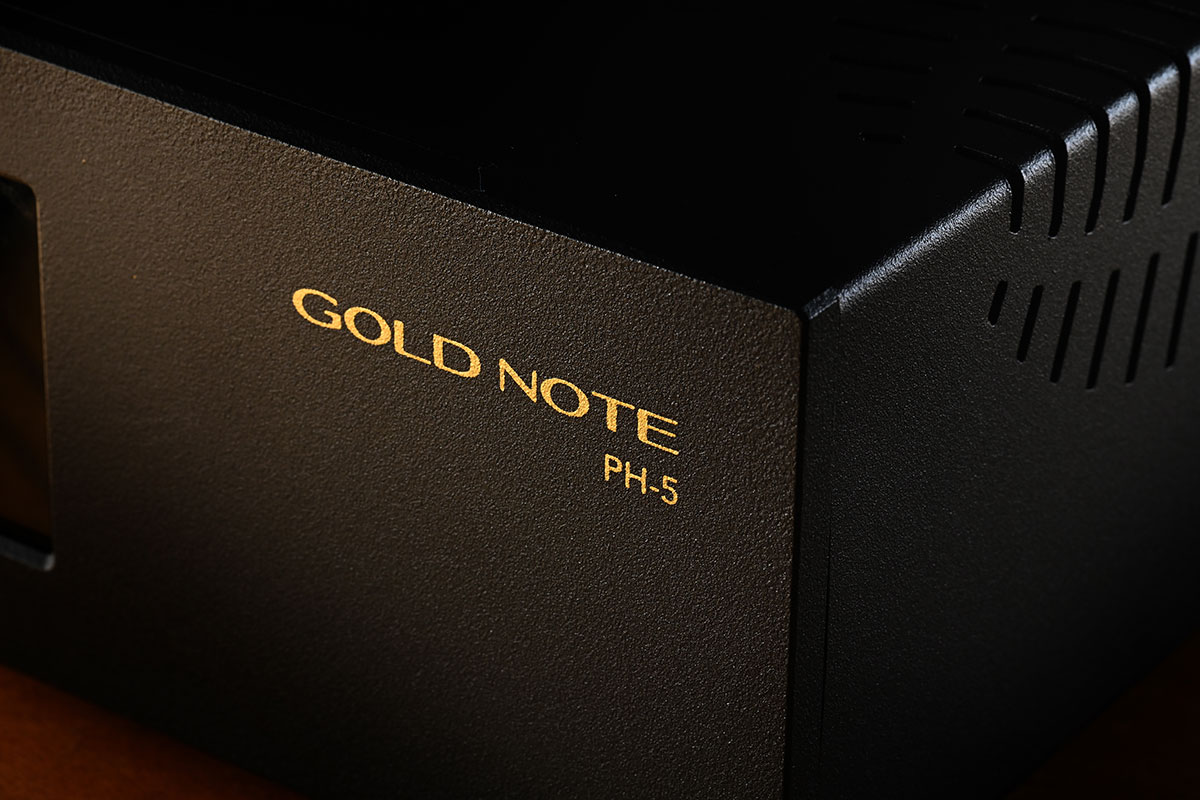 Gold Note 是意大利品牌，主力出品唱頭、唱盤以及唱頭放大器、供電等器材，有不少黑膠用家擁躉。今次最新推出的 PH-5 屬於自家的入門唱頭放大器，繼承了收獲眾多好評的高階型號 PH-10 的核心技術，今次就借到手試下表現到底係點。