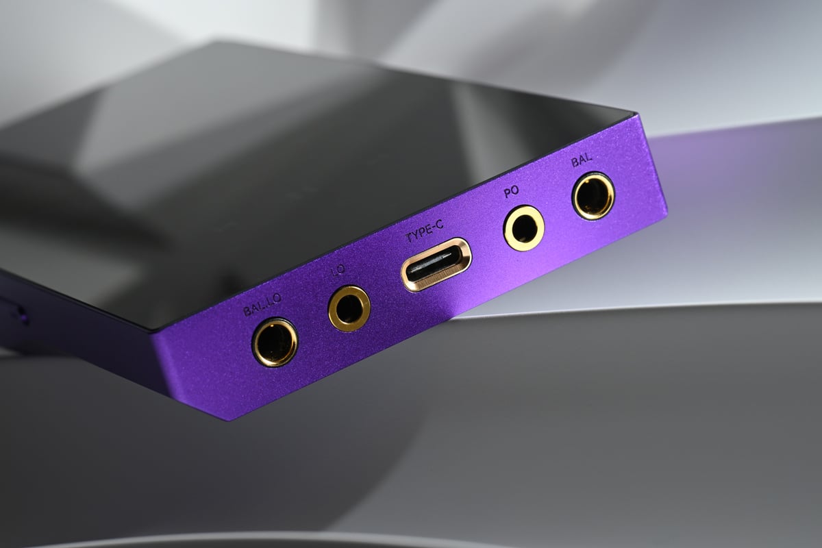 HiBy 最新推出的 R6 Pro II，距離上代 R6 Pro 畢竟有差不多 5 年的時間，無論是外形還是規格都有很大的分別，與其說是升級機，不如當作全新作品看待。R6 Pro II 第一個給人的印象是，機背的線條設計令人愛不釋手，還提供十分搶眼的紫色可以選擇。在硬件方面屬市場上頂級的配置，但它只售中階 DAP 的價錢，實在太犯規了。