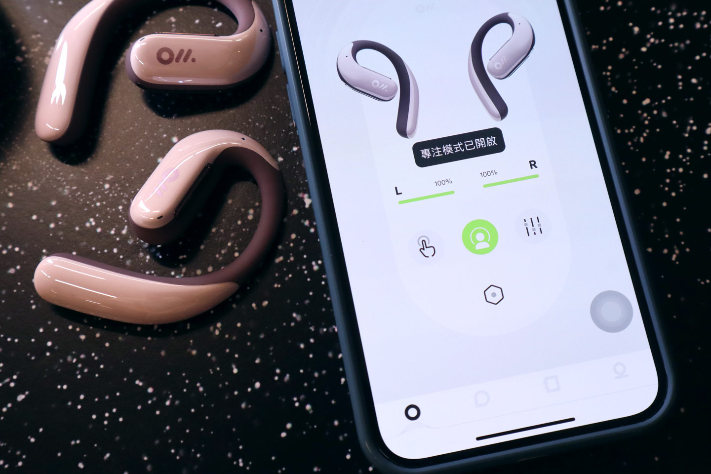 Oladance  擁有 OWS（Open Wearable Stereo）專利技術，於 2021 年推出全開放式 OWS 1 耳機之後，積極聽取用家的意見並加以改良，最近推出了 OWS Pro，集合了人體工學概念與品牌多款專利音頻技術於一身。