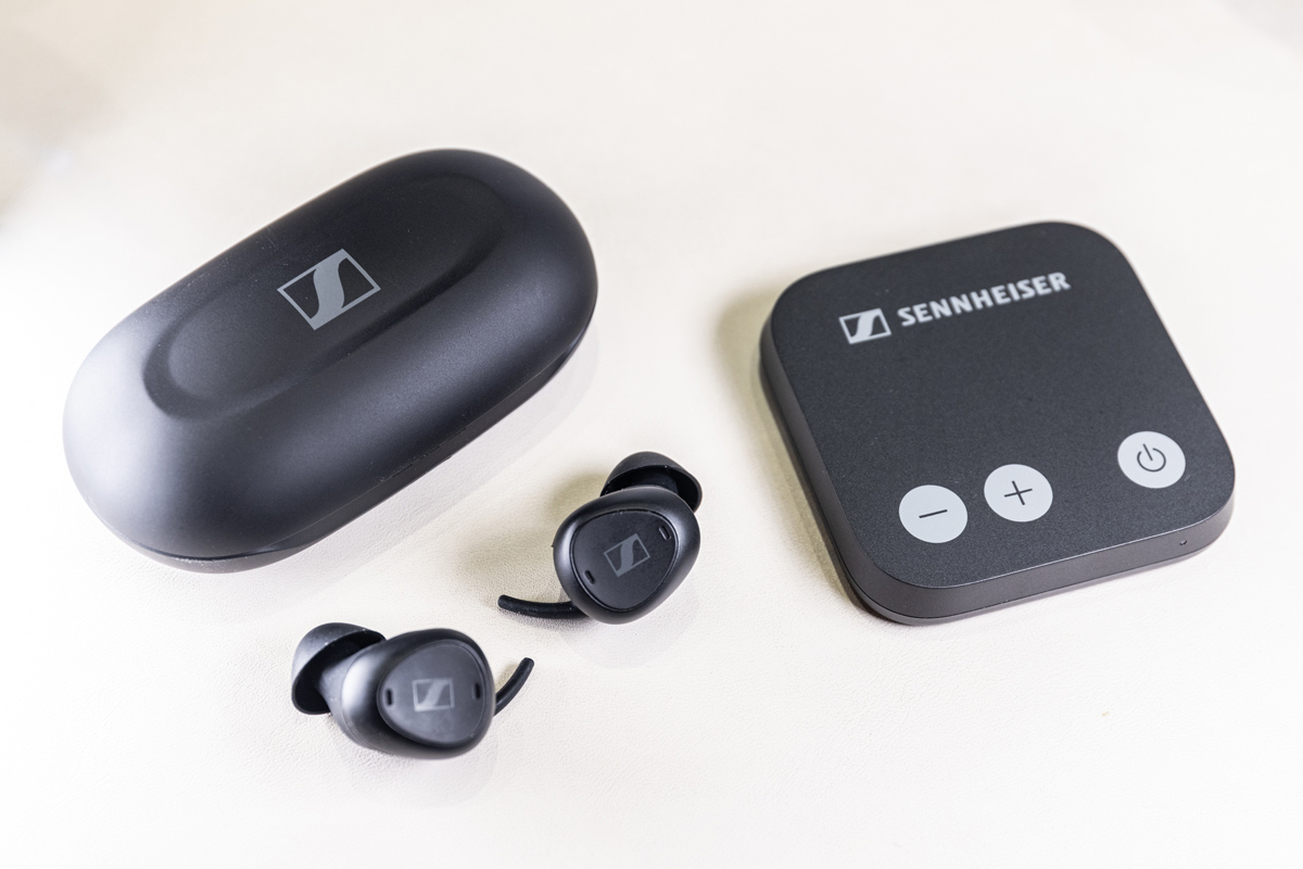 瑞士聽力護理大廠 Sonova 旗下的子品牌  Sennheiser，日前在港發佈了最新的 Conversation Clear Plus，外表上跟一般真無線耳機無異，但其指向性增強語音功能，相信能為輕度弱聽人士帶來更好的聆聽體驗。