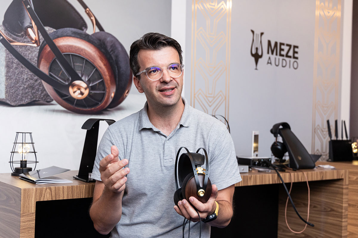 來自羅馬尼亞的 Meze Audio 近年推出了不少相當受歡迎的耳機系列，包括打響名堂的 99 Classics、EMPYREAN 和最近的旗艦和高款系列 ELITE、LIRIC 等等。耳機市場競爭激烈，究竟為甚麼 Meze 可以成功脫穎而出？我們就趁今次視聽展期間找到了 Meze Audio 的 Sales Director Mr. Adrian Temian 來分享一下當中的秘訣以及新產品的發展。