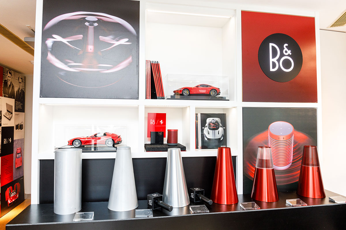 講到音質與設計兼備的音響品牌，來自丹麥的 B&O 就絕對榜上有名。B&O 的影音和音響產品一向都外形和質感出眾，今次更與賽車名廠 Ferrari 法拉利合作，推出聯乘限量系列，採用了獨特深紅配搭漆黑配色，首批產品包括 Beosound 2 家用喇叭、Beoplay EX 入耳式耳機、Beosound Explore 便攜喇叭，隨後 Beoplay H95 頭戴式耳機也將於 10 月上架。