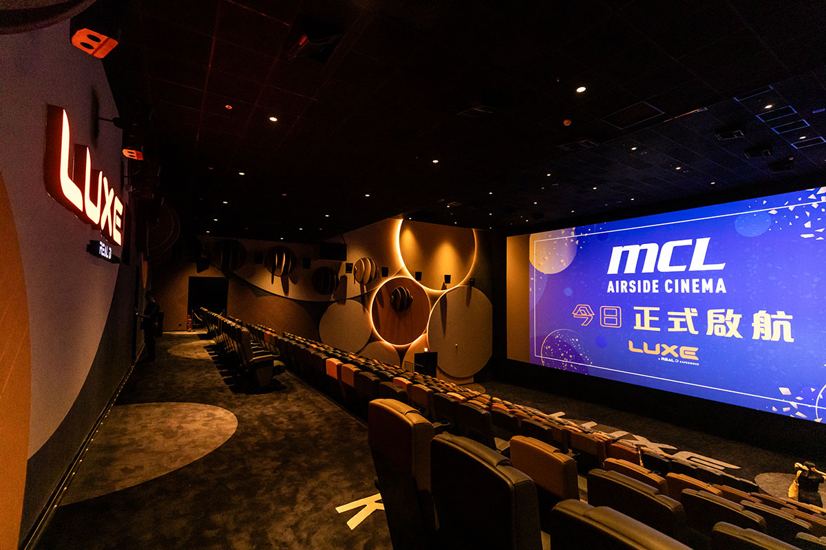 最近 MCL 不斷有新戲院進駐各區，繼之前尖沙咀 MCL The One、與英皇影院集團合作的大圍圍坊英皇戲院 Plus+ 後，今次 MCL 院線第 17 名成員「MCL AIRSIDE 戲院」也在今天登陸啟德 AIRSIDE 商場，九龍區的朋友又多一間新戲院選擇。當中 1 院更是 LUXE 超巨幕影院，而全部院線均採用了 NEC 4K Laser 投影系統。