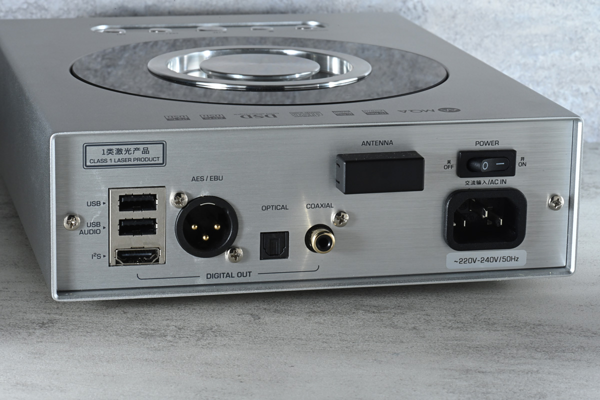 Shanling 近期推出了 ET3 純 CD 轉盤和 EH3 解碼耳擴一體機，兩者結合起來，就是一個支援 CD、USB、串流播放的組合，是不少用家心目中理想的套裝。新機更提供了 I²S 端子連接，能夠將數碼訊號直接交給 DAC 處理，最顯著的差異是細節與微動態。